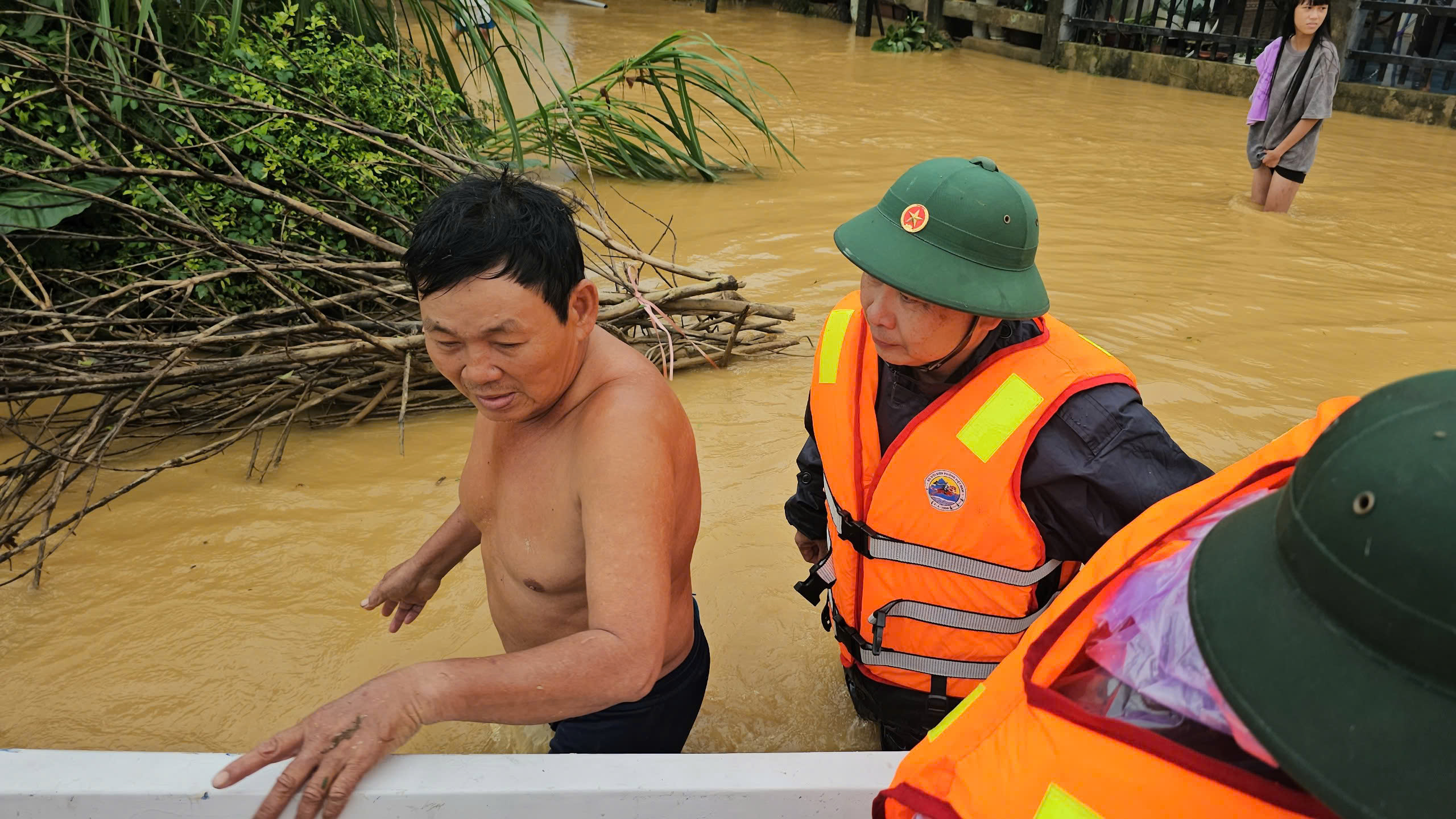 Vùng trũng Đà Nẵng ngập sâu, chiến sĩ biên phòng vào tâm lũ tiếp sức người dân - Ảnh 2. Vùng trũng Đà Nẵng ngập sâu, chiến sĩ biên phòng vào tâm lũ tiếp sức người dân - Ảnh 2.