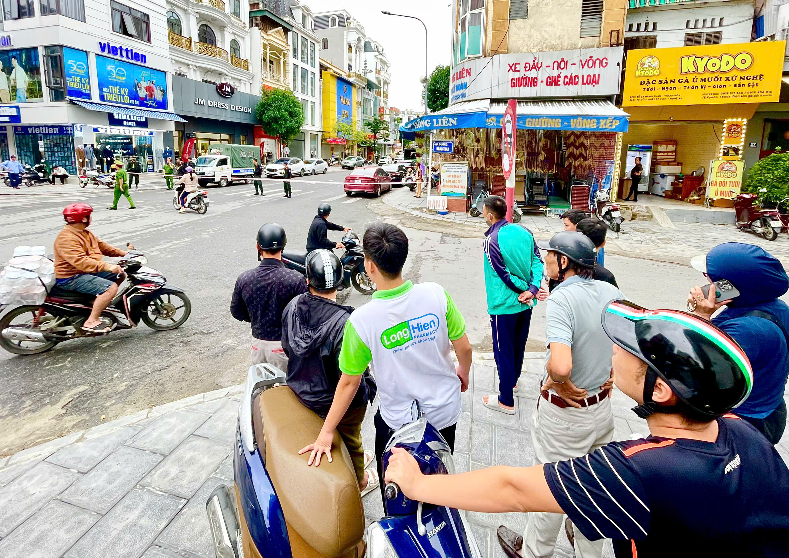 Thanh Hóa: Nhiều cảnh sát xuất hiện tại tiệm vàng lớn trên phố Lê Hoàn - Ảnh 3. Thanh Hóa: Nhiều cảnh sát xuất hiện tại tiệm vàng lớn trên phố Lê Hoàn - Ảnh 3.