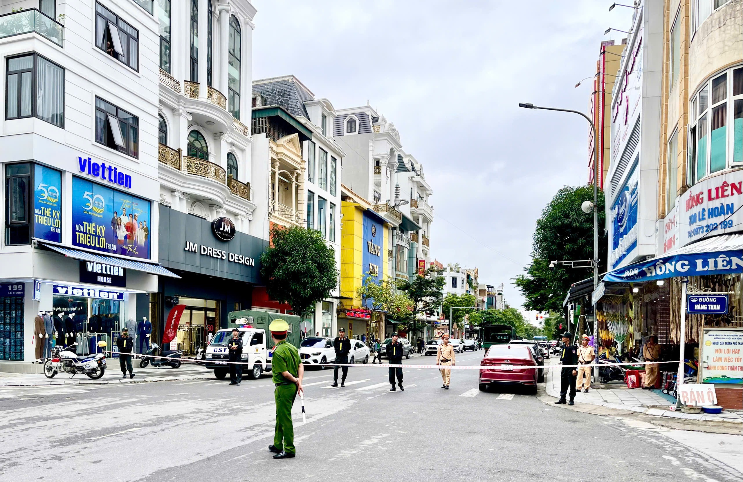 Thanh Hóa: Nhiều cảnh sát xuất hiện tại tiệm vàng lớn trên phố Lê Hoàn - Ảnh 5. Thanh Hóa: Nhiều cảnh sát xuất hiện tại tiệm vàng lớn trên phố Lê Hoàn - Ảnh 5.