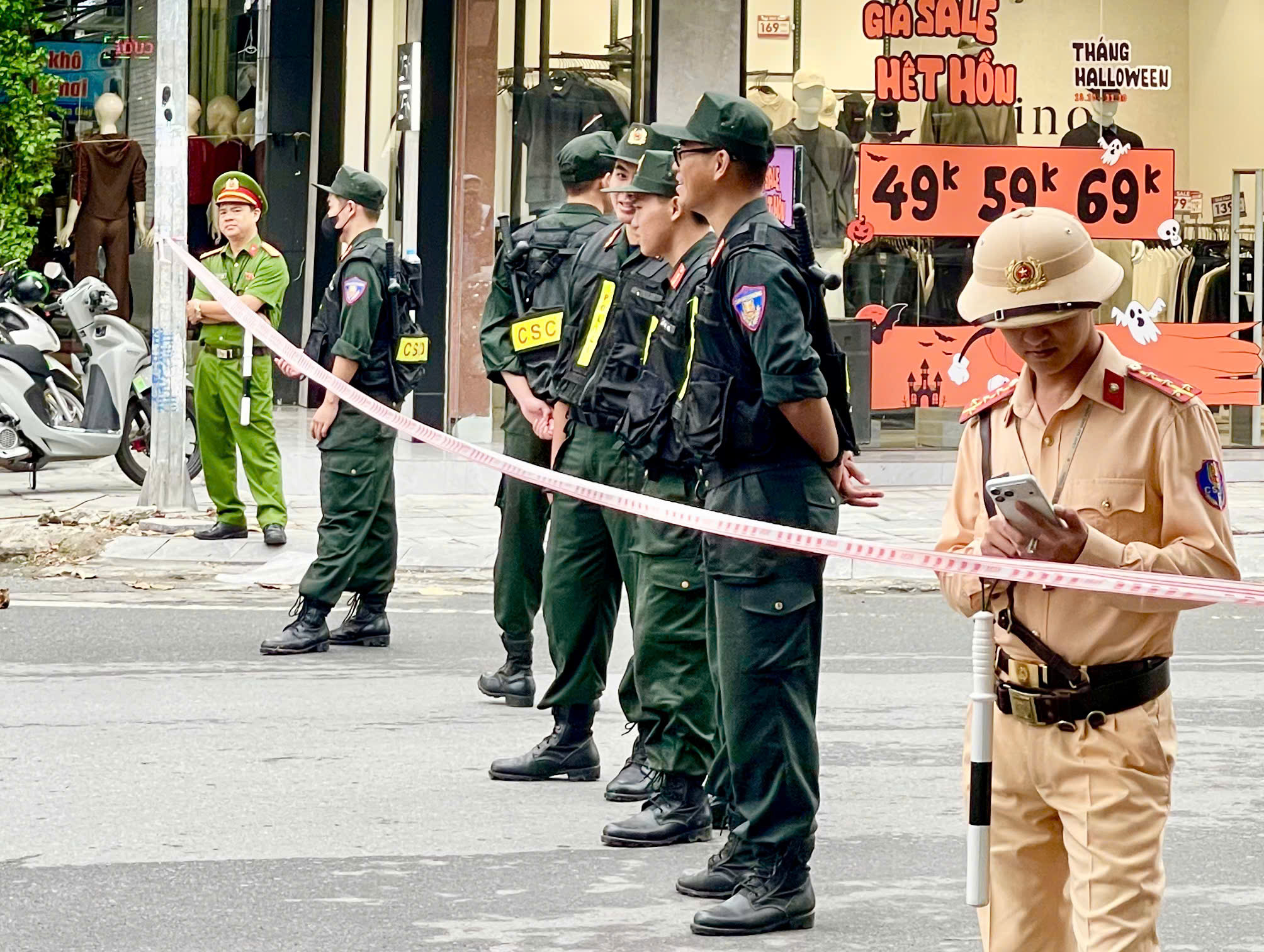 Thanh Hóa: Nhiều cảnh sát xuất hiện tại tiệm vàng lớn trên phố Lê Hoàn - Ảnh 4. Thanh Hóa: Nhiều cảnh sát xuất hiện tại tiệm vàng lớn trên phố Lê Hoàn - Ảnh 4.