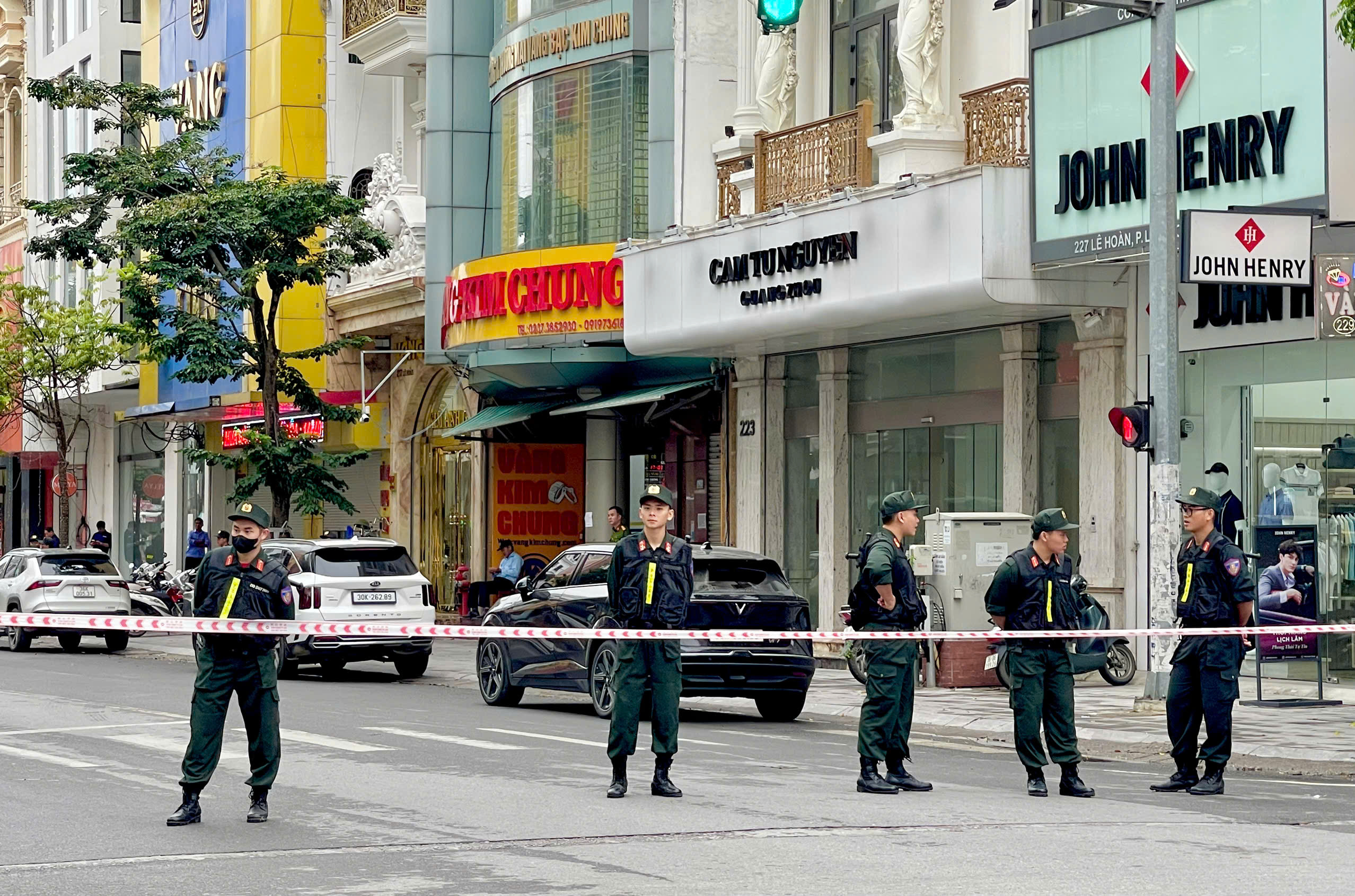 Thanh Hóa: Nhiều cảnh sát xuất hiện tại tiệm vàng lớn trên phố Lê Hoàn - Ảnh 1. Thanh Hóa: Nhiều cảnh sát xuất hiện tại tiệm vàng lớn trên phố Lê Hoàn - Ảnh 1.