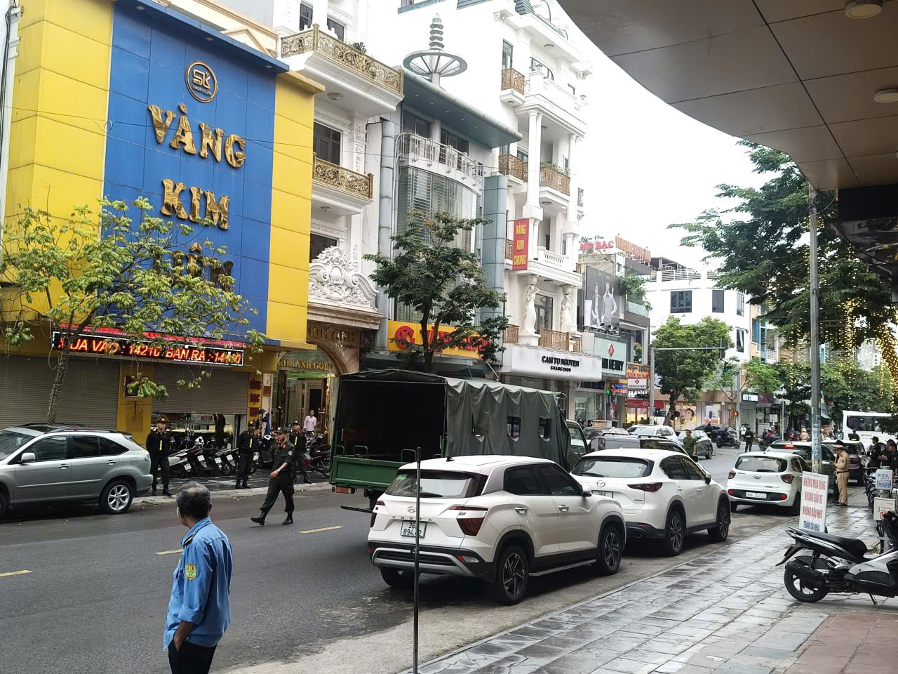 Thanh Hóa: Nhiều cảnh sát xuất hiện tại tiệm vàng lớn trên phố Lê Hoàn - Ảnh 6. Thanh Hóa: Nhiều cảnh sát xuất hiện tại tiệm vàng lớn trên phố Lê Hoàn - Ảnh 6.