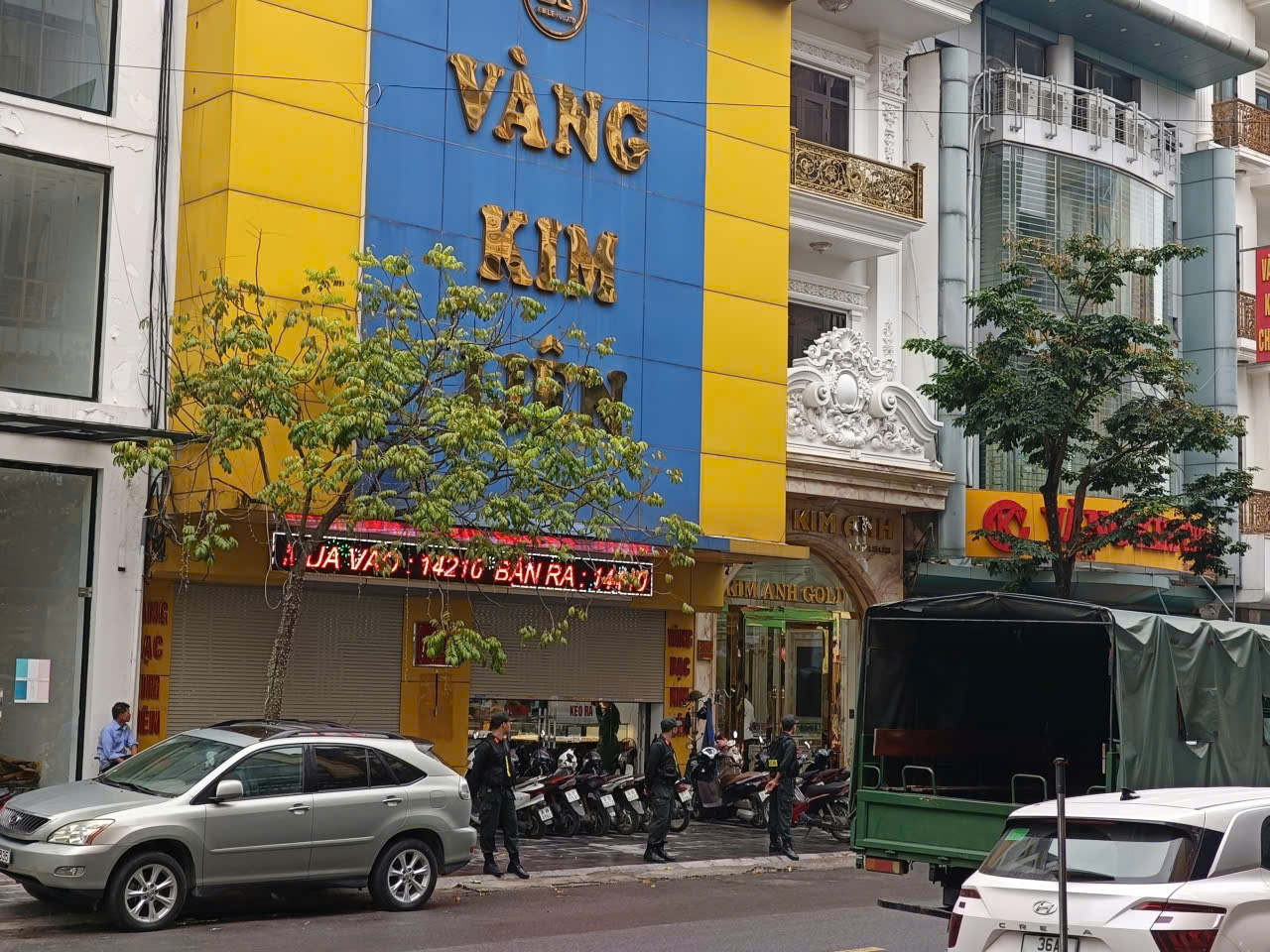 Thanh Hóa: Nhiều cảnh sát xuất hiện tại tiệm vàng lớn trên phố Lê Hoàn - Ảnh 2. Thanh Hóa: Nhiều cảnh sát xuất hiện tại tiệm vàng lớn trên phố Lê Hoàn - Ảnh 2.