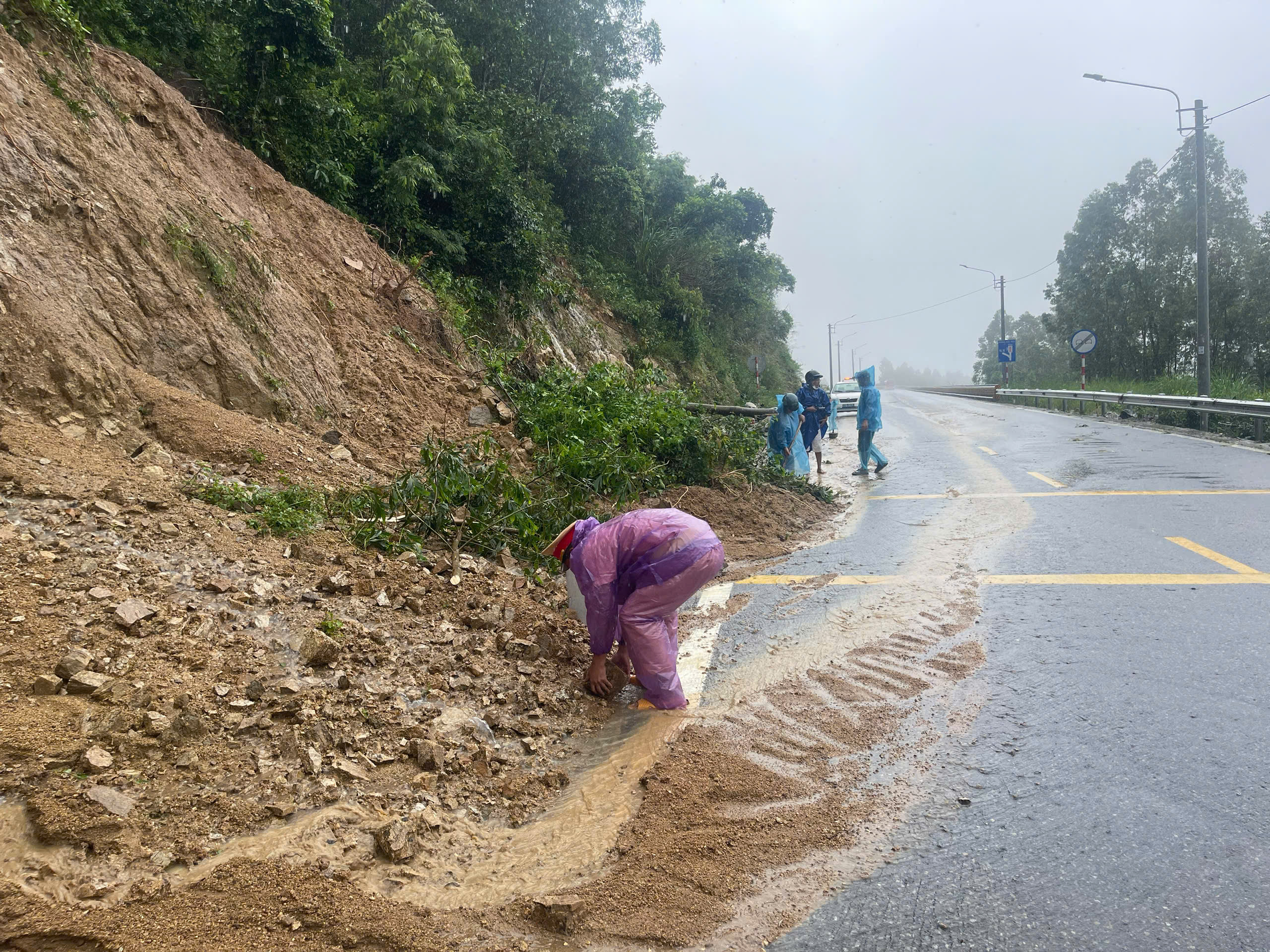 CSGT khắc phục sạt lở đèo An Khê giữa mưa lớn đảm bảo giao thông thông suốt - Ảnh 2.