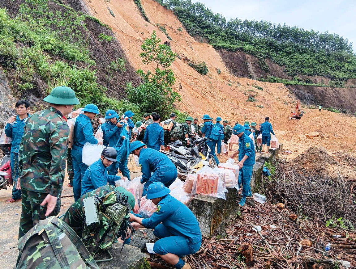 Xuyên rừng, vượt sạt lở cõng lương thực cứu trợ ngàn hộ dân bị cô lập- Ảnh 1. Xuyên rừng, vượt sạt lở cõng lương thực cứu trợ ngàn hộ dân bị cô lập- Ảnh 1.