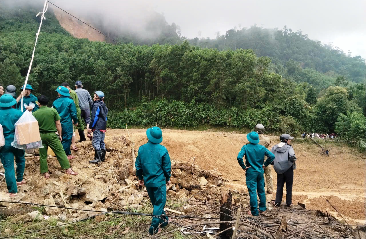 Xuyên rừng, vượt sạt lở cõng lương thực cứu trợ ngàn hộ dân bị cô lập- Ảnh 2. Xuyên rừng, vượt sạt lở cõng lương thực cứu trợ ngàn hộ dân bị cô lập- Ảnh 2.