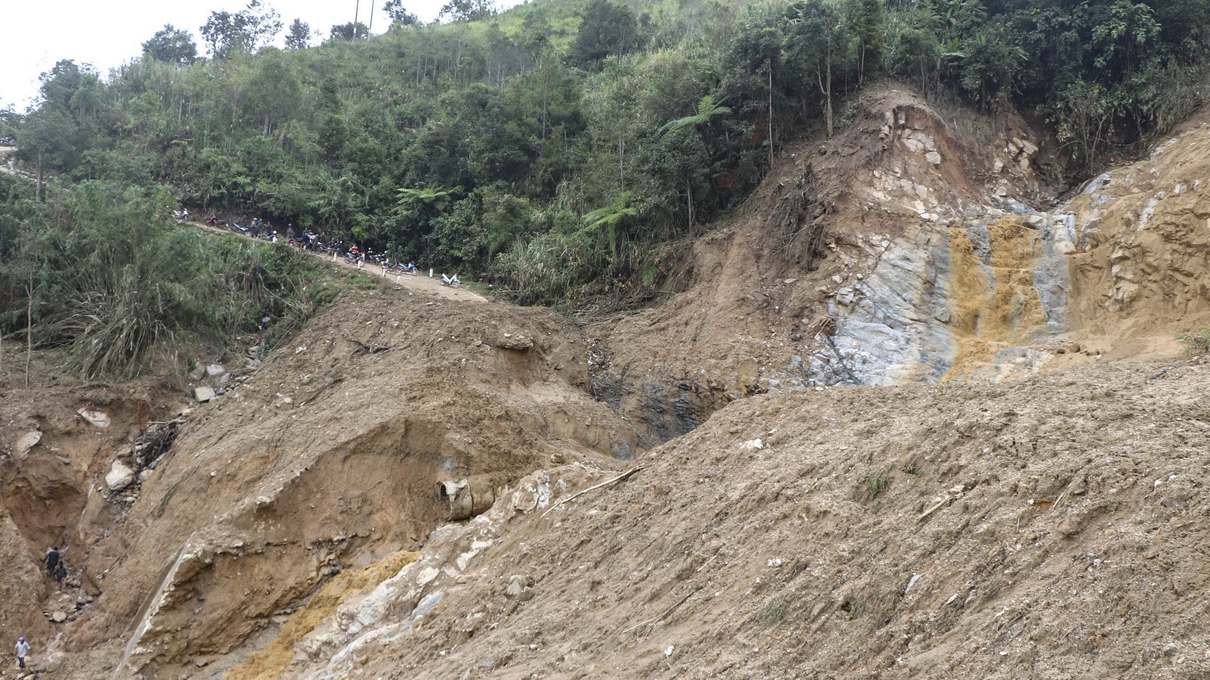 Phó thủ tướng Hồ Quốc Dũng: Không để người dân vùng sạt lở bị đói, khát- Ảnh 2. Phó thủ tướng Hồ Quốc Dũng: Không để người dân vùng sạt lở bị đói, khát- Ảnh 2.