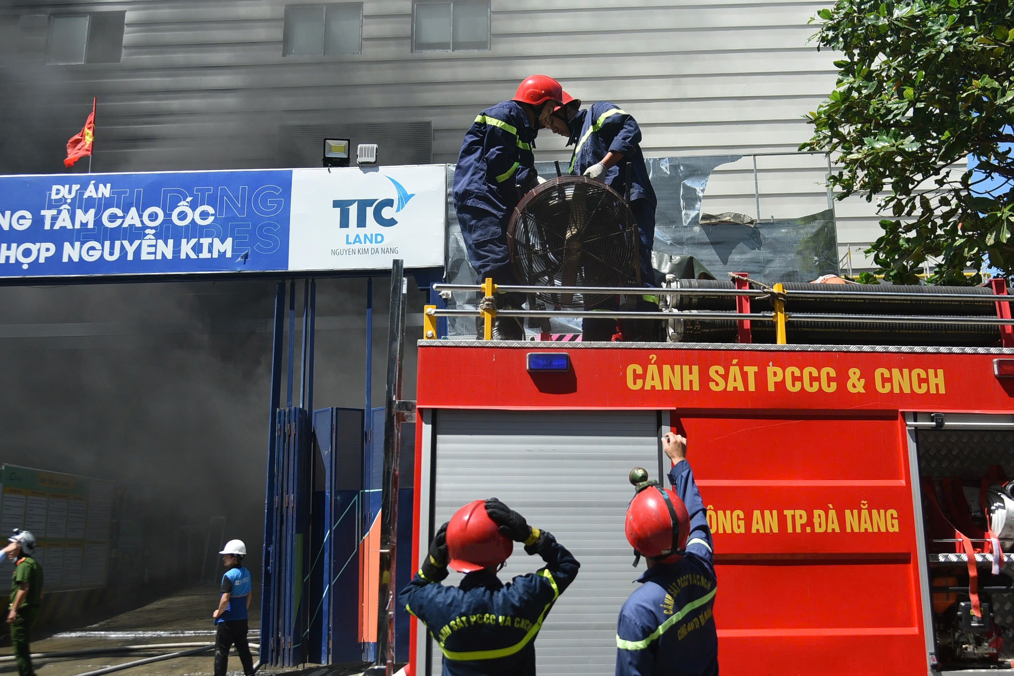 Khói lửa bao trùm công trình cao ốc, hàng trăm công nhân tháo chạy- Ảnh 5.