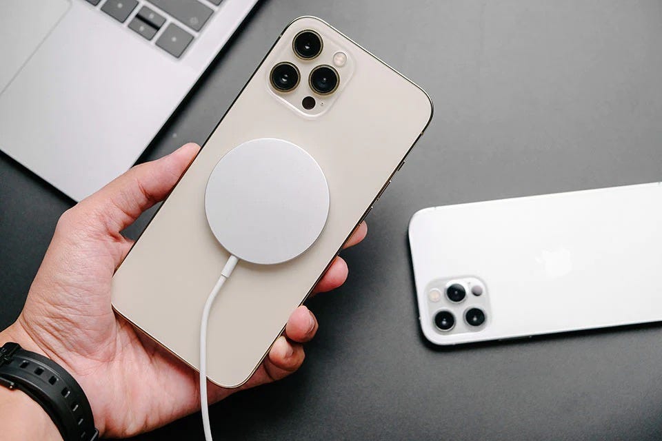 Sạc không dây có thực sự bào mòn pin iPhone? - Ảnh 1.