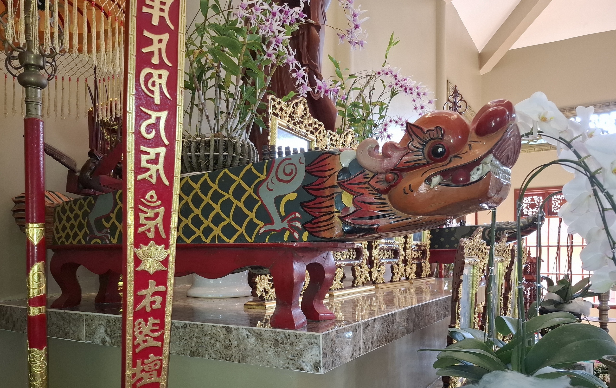 Mysterious That Son: ឧបករណ៍ចម្លែកនៅវត្ត Nam Can - រូបថត ៤. Thất Sơn huyền bí: Cây đàn lạ ở chùa Năm Căn- Ảnh 4.