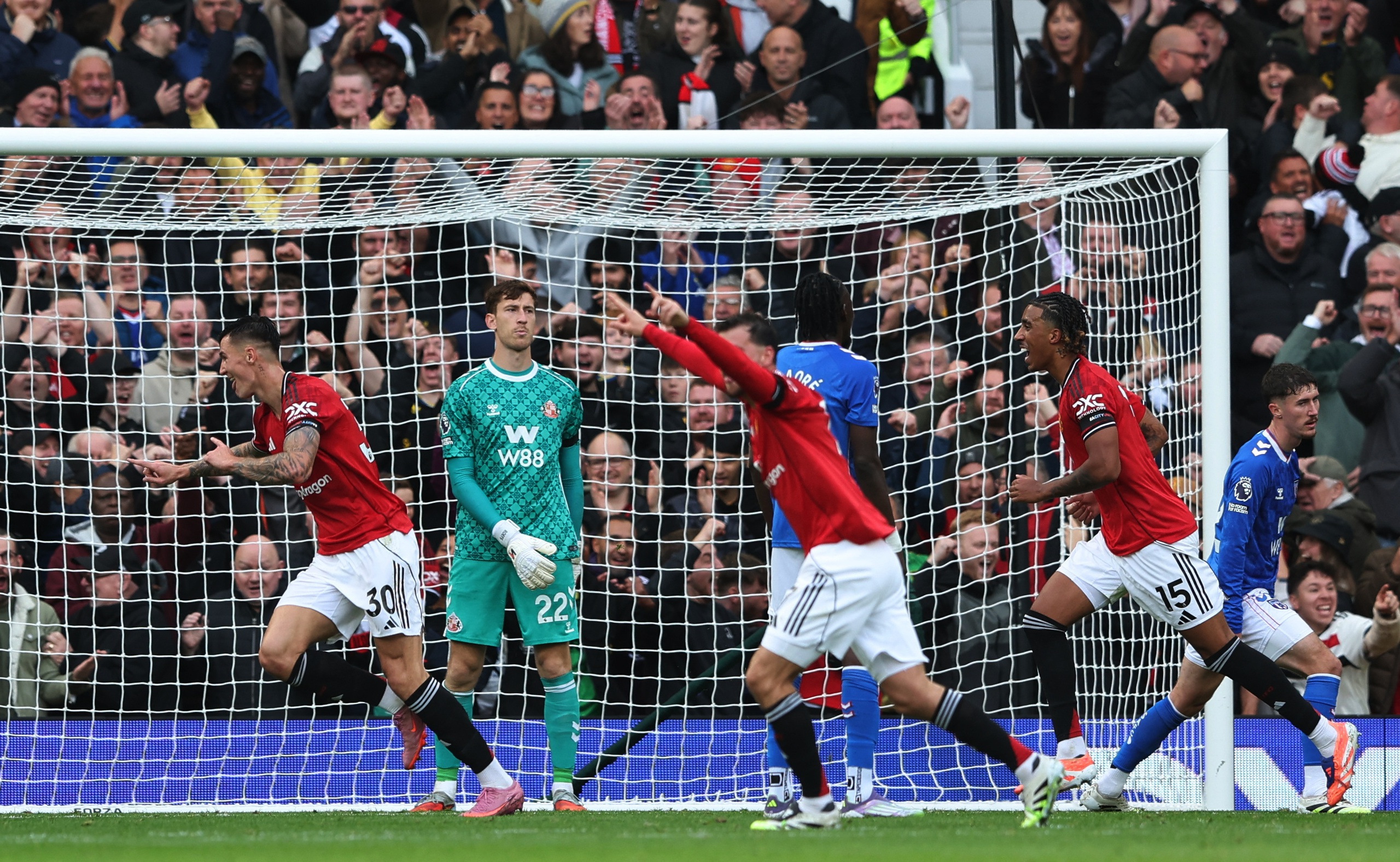 ភ្ញាក់ផ្អើលខ្លាំងព្រោះ M.U ឈ្នះយ៉ាងងាយដូចមិនធ្លាប់មាន តើគ្រូបង្វឹក Amorim មានការផ្លាស់ប្តូរអ្វី? - រូបថត ២. Quá kinh ngạc vì M.U thắng dễ chưa từng thấy, HLV Amorim đã cải tổ những gì?- Ảnh 2.