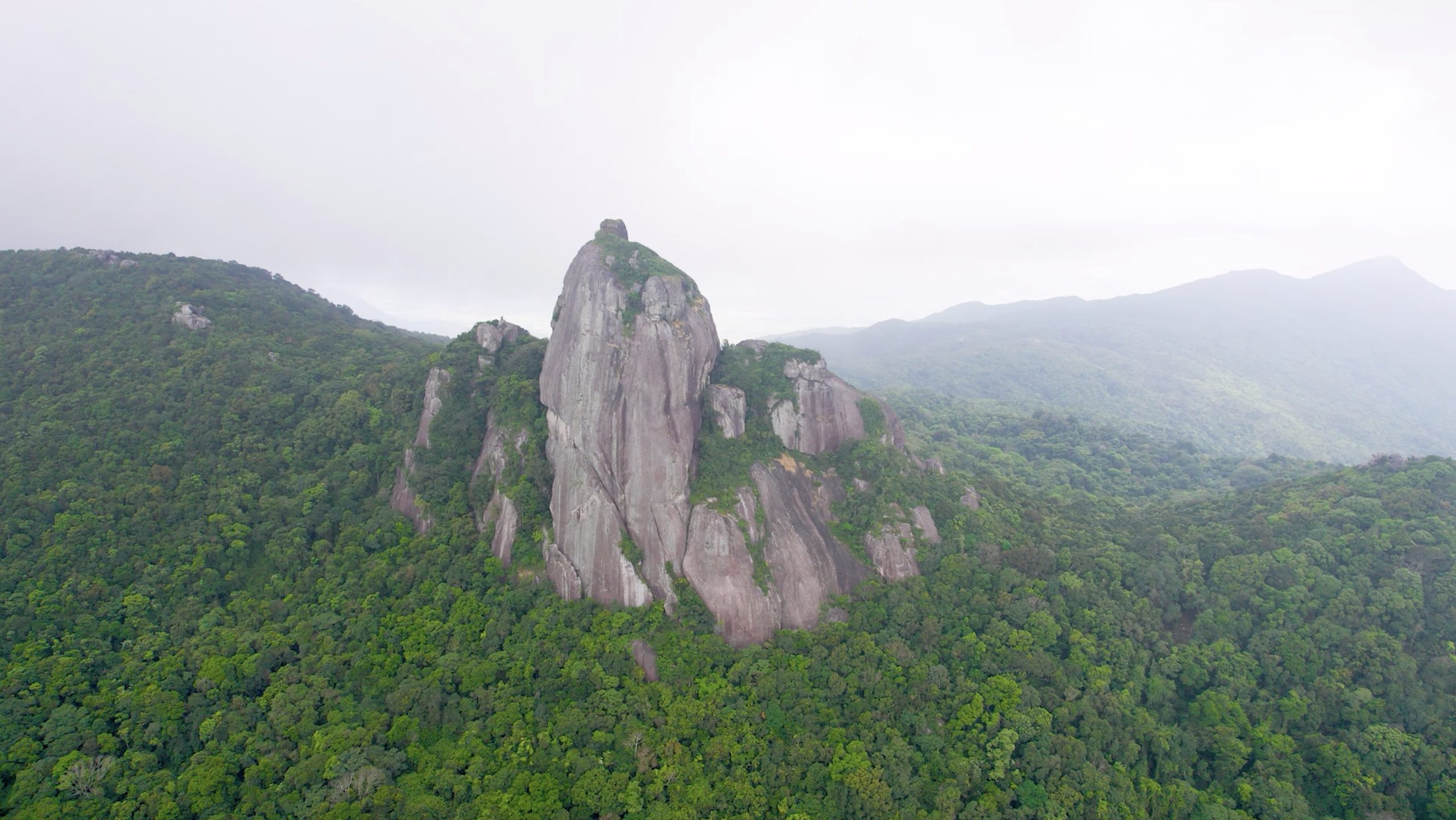 ប៉មចំឡែកនៅលើកំពូលថ្មយក្ស - រូបថត ១. Tháp Chăm kỳ lạ trên đỉnh đá khổng lồ- Ảnh 1.