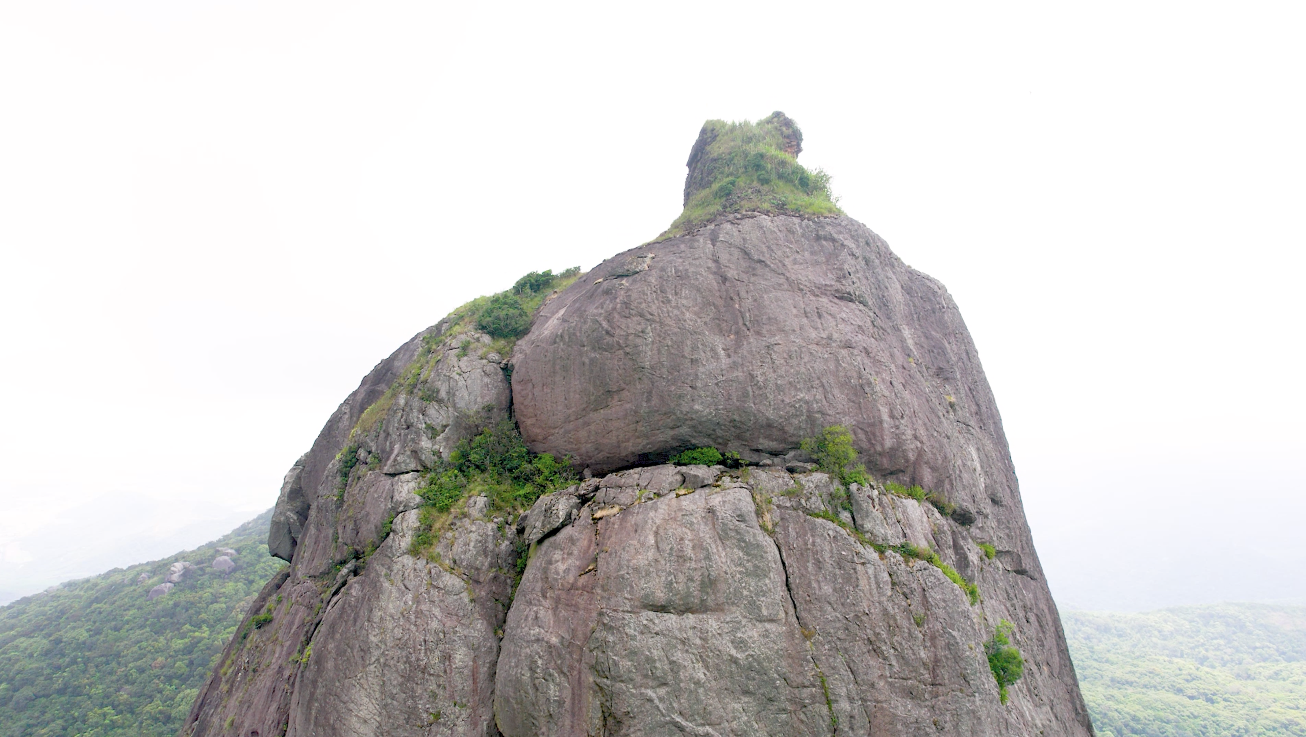 ប៉មចំឡែកនៅលើកំពូលថ្មយក្ស - រូបថត ៣. Tháp Chăm kỳ lạ trên đỉnh đá khổng lồ- Ảnh 3.