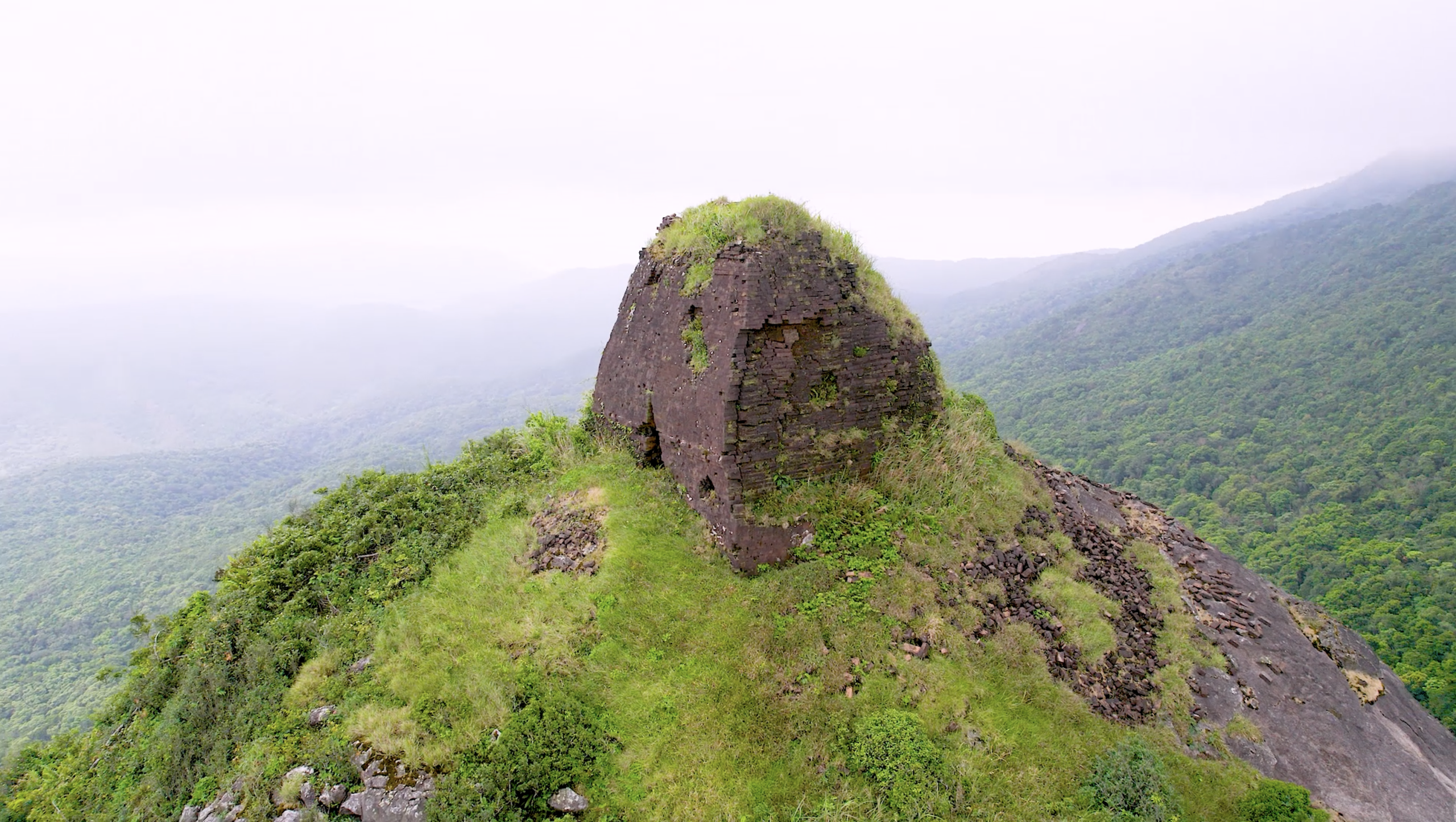 ប៉មចំឡែកនៅលើកំពូលថ្មយក្ស - រូបថត ២. Tháp Chăm kỳ lạ trên đỉnh đá khổng lồ- Ảnh 2.