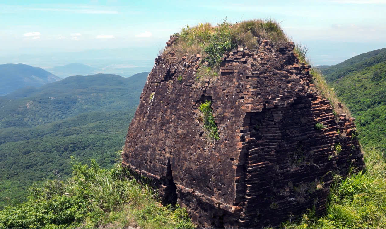 ប៉មចំឡែកនៅលើកំពូលថ្មយក្ស - រូបថត ៥. Tháp Chăm kỳ lạ trên đỉnh đá khổng lồ- Ảnh 5.
