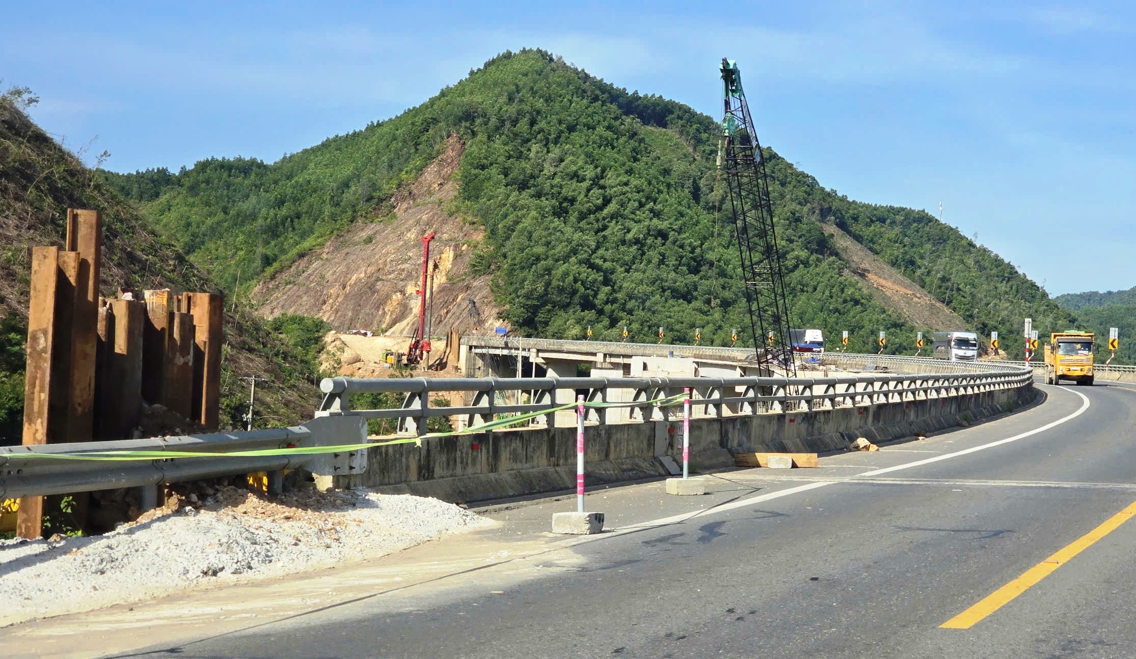 Công trường mở rộng cao tốc La Sơn - Hòa Liên bước vào thi đua 30 ngày- Ảnh 1.