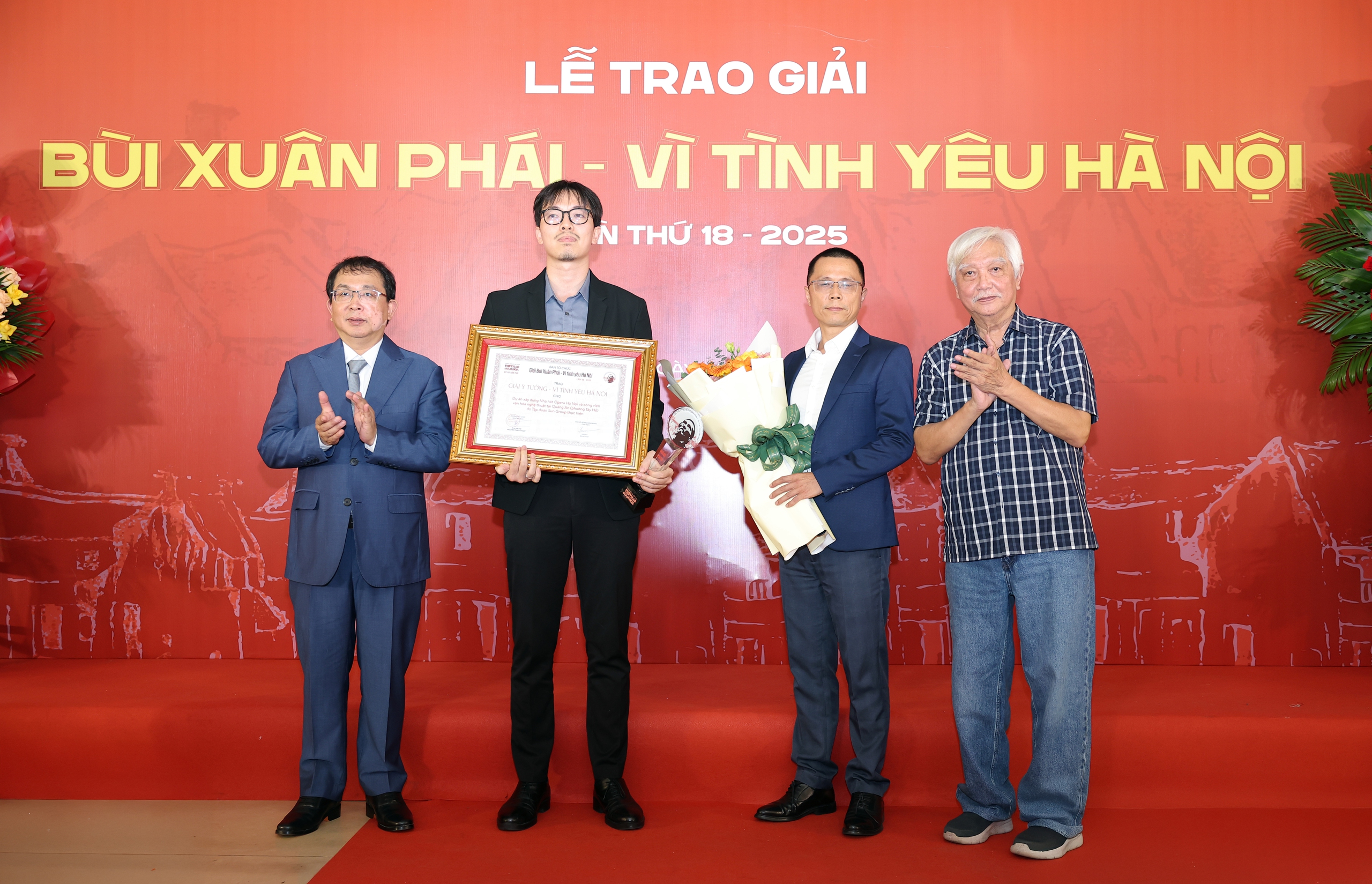Nhà hát Opera Hà Nội nhận Giải thưởng Bùi Xuân Phái - Vì tình yêu Hà Nội- Ảnh 1. Nhà hát Opera Hà Nội nhận Giải thưởng Bùi Xuân Phái - Vì tình yêu Hà Nội- Ảnh 1.