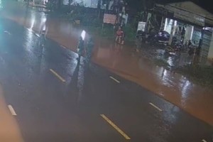 Tham gia điều tiết giao thông vùng ngập, chủ tịch xã bị xe tông tử vong- Ảnh 1.