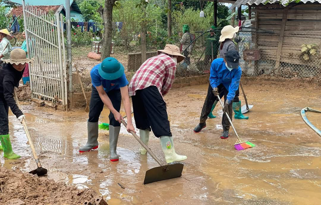 Thanh niên Sơn La chung tay giúp dân khắc phục hậu quả sau bão số 10 - Ảnh 3.
