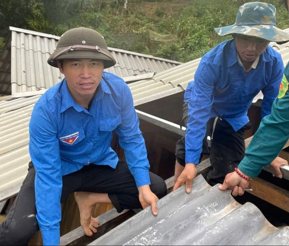 Thanh niên Sơn La chung tay giúp dân khắc phục hậu quả sau bão số 10 - Ảnh 2.