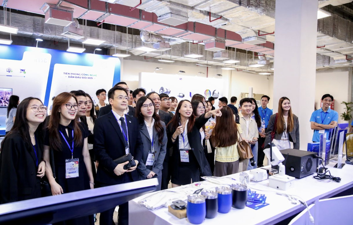 CMC gây ấn tượng tại Triển lãm VIIE 2025 với công nghệ AI và chuyển đổi số - Ảnh 1.