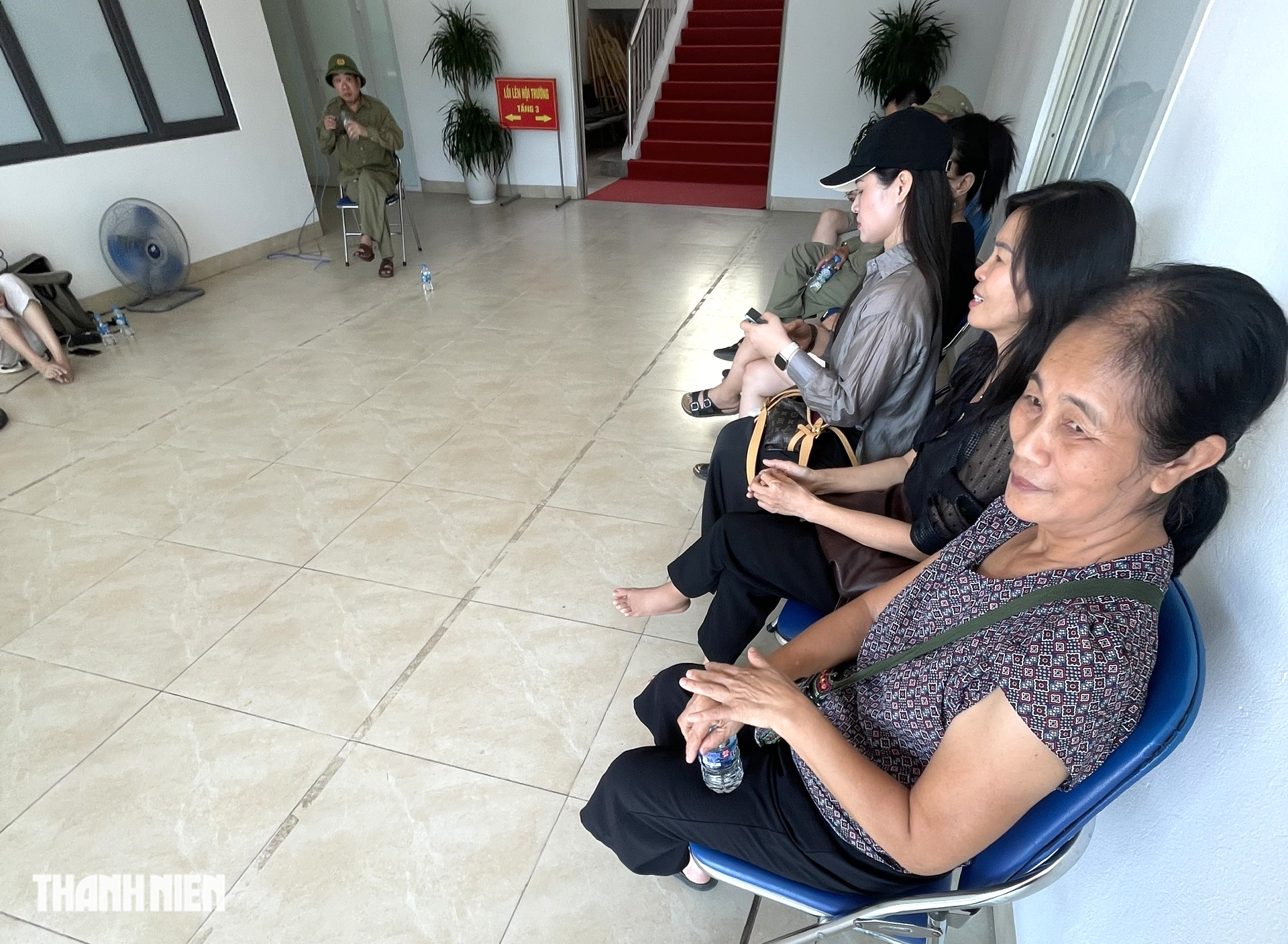 Nước lũ 5 ng&agrave;y chưa r&uacute;t, người H&agrave; Nội đến phường trải chiếu 'cầu cứu'- Ảnh 2.