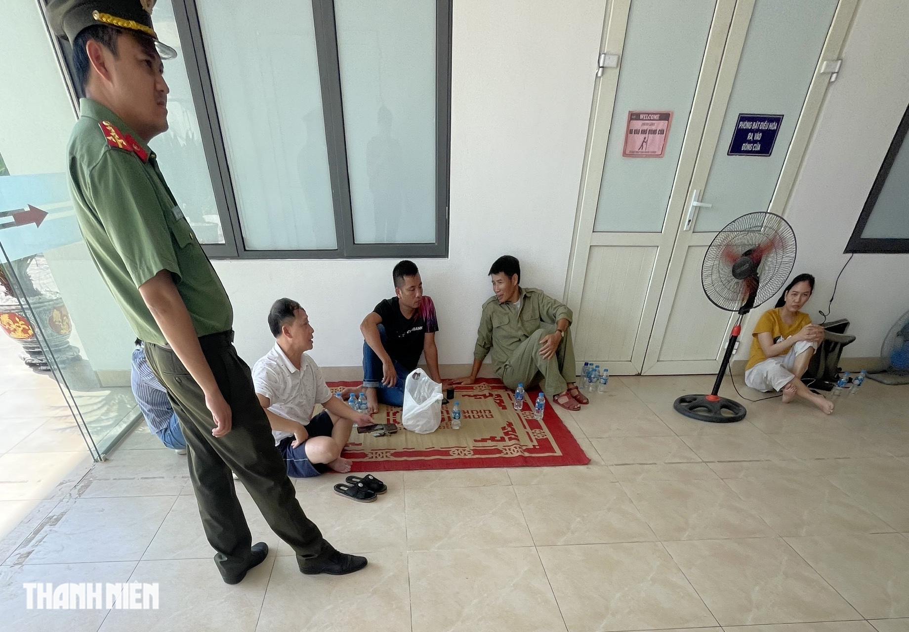 Nước lũ 5 ng&agrave;y chưa r&uacute;t, người H&agrave; Nội đến phường trải chiếu 'cầu cứu'- Ảnh 1.