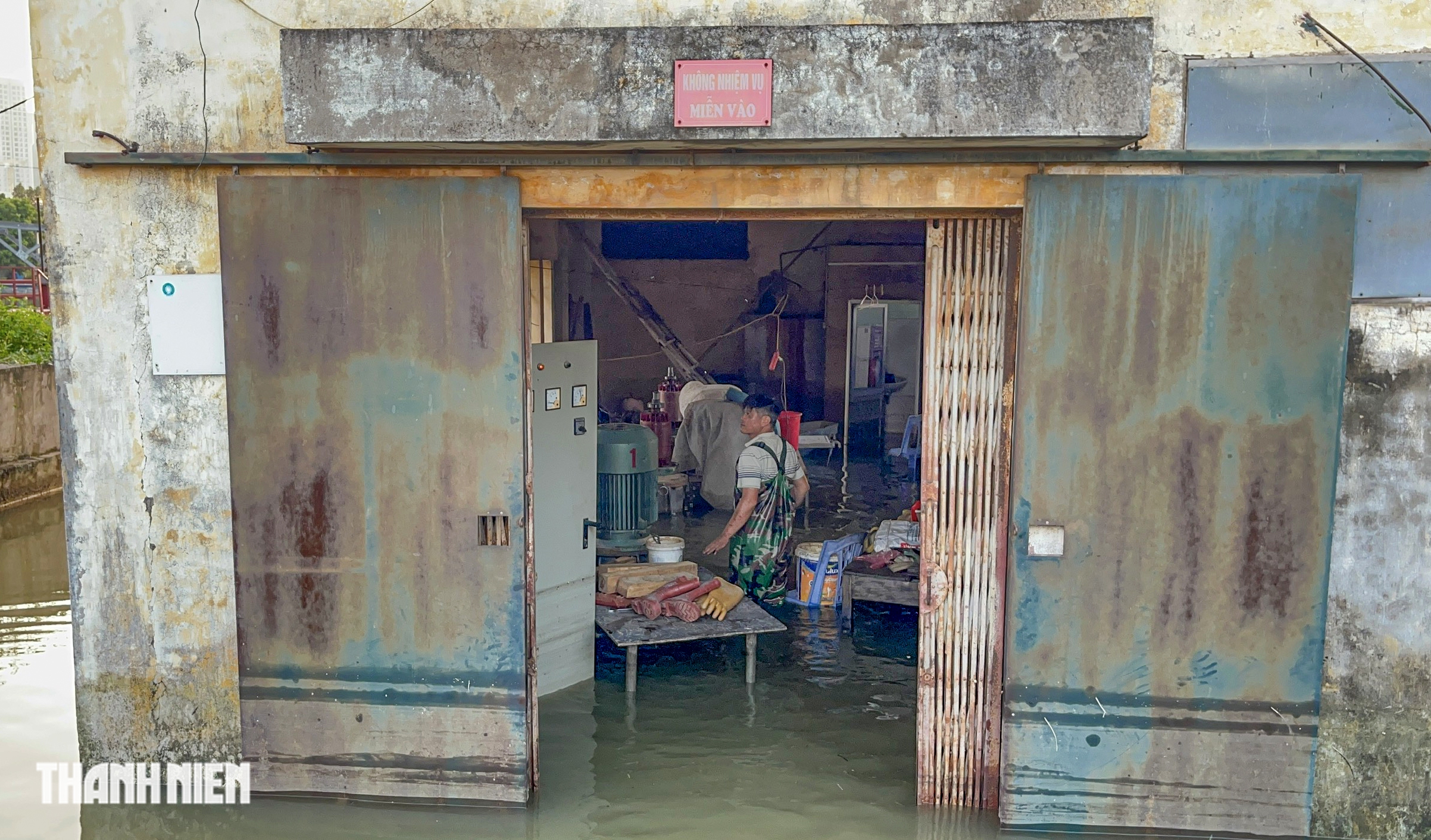 Nước lũ 5 ng&agrave;y chưa r&uacute;t, người H&agrave; Nội đến phường trải chiếu 'cầu cứu'- Ảnh 7.