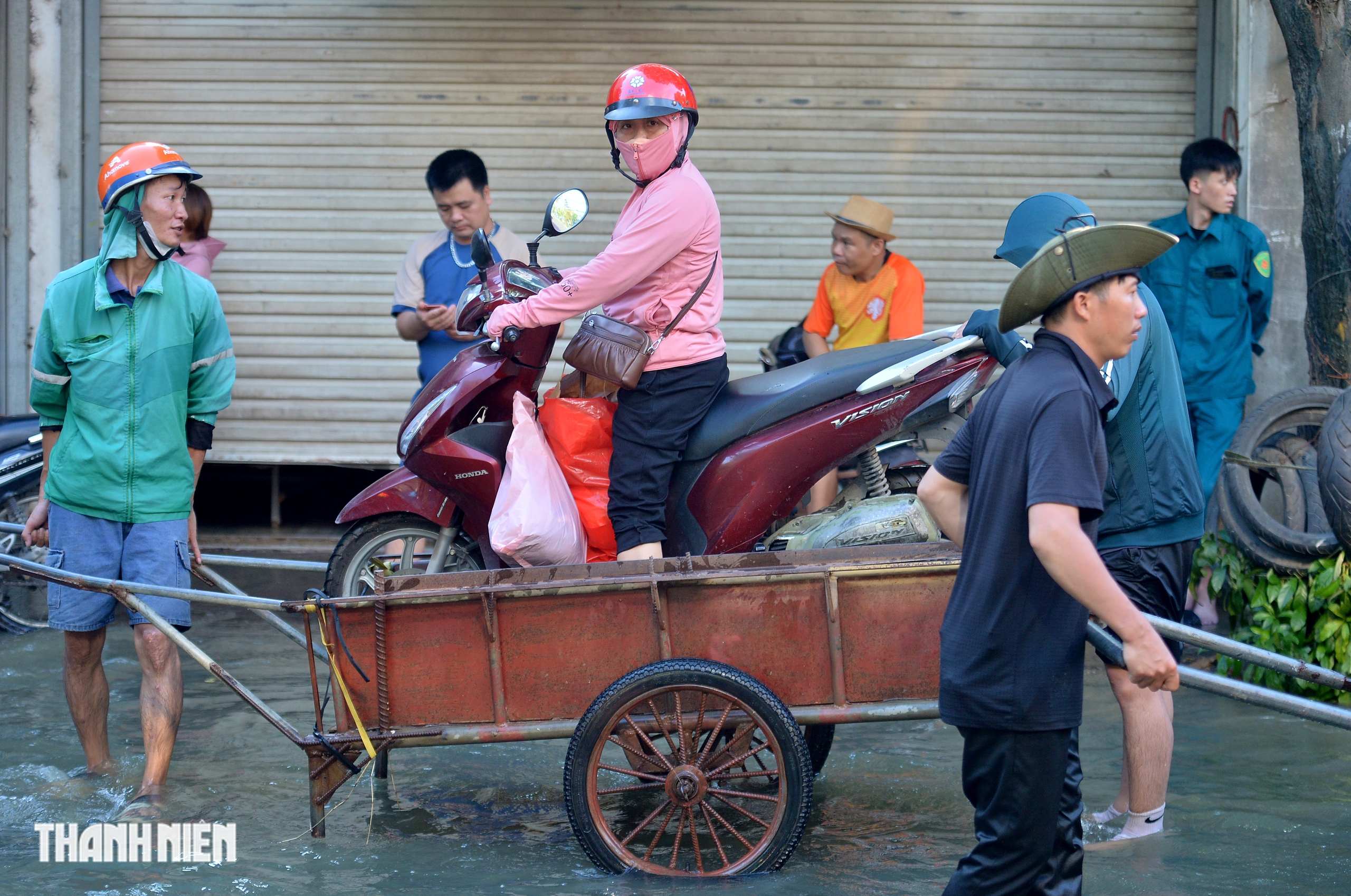 Nước lũ 5 ng&agrave;y chưa r&uacute;t, người H&agrave; Nội đến phường trải chiếu 'cầu cứu'- Ảnh 5.
