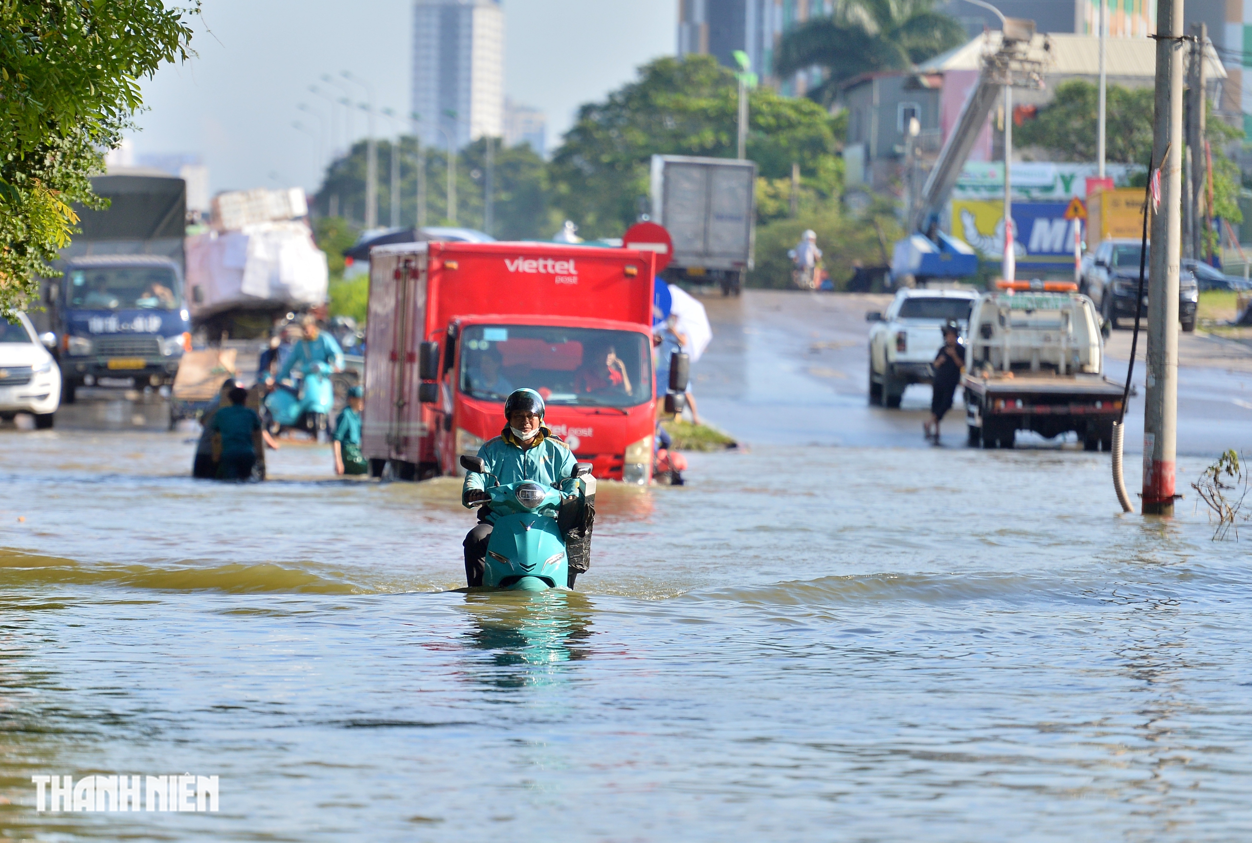 Nước lũ 5 ng&agrave;y chưa r&uacute;t, người H&agrave; Nội đến phường trải chiếu 'cầu cứu'- Ảnh 4.