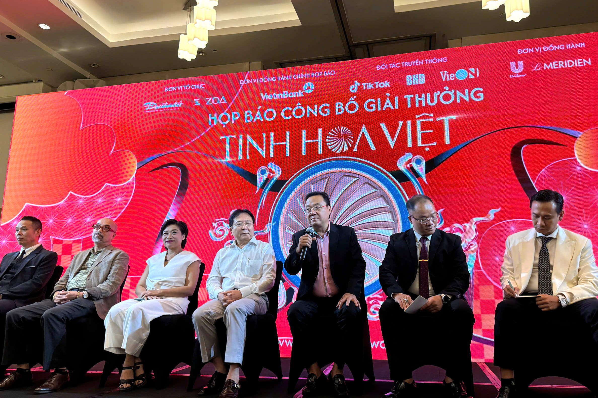 បវរកញ្ញាវៀតណាម Ha Truc Linh ជាឯកអគ្គរដ្ឋទូតនៃពានរង្វាន់ “Quintessence of Vietnam” - រូបថត ៤. Hoa Hậu Việt Nam Hà Trúc Linh làm đại sứ giải thưởng 'Tinh hoa Việt'- Ảnh 4.