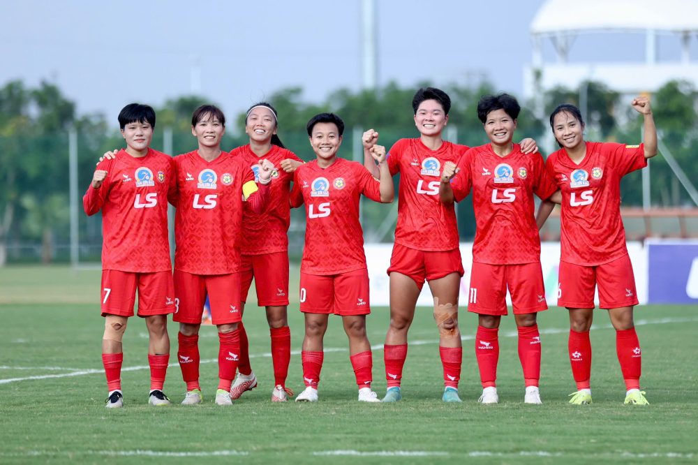 Huynh Nhu ភ្លឺឡើង TP.HCM I កាន់តំណែងកំពូលក្នុងការប្រកួតជើងឯកជាតិ - រូបថត ២. Huỳnh Như tỏa sáng, TP.HCM I vững ngôi đầu giải vô địch quốc gia- Ảnh 2.