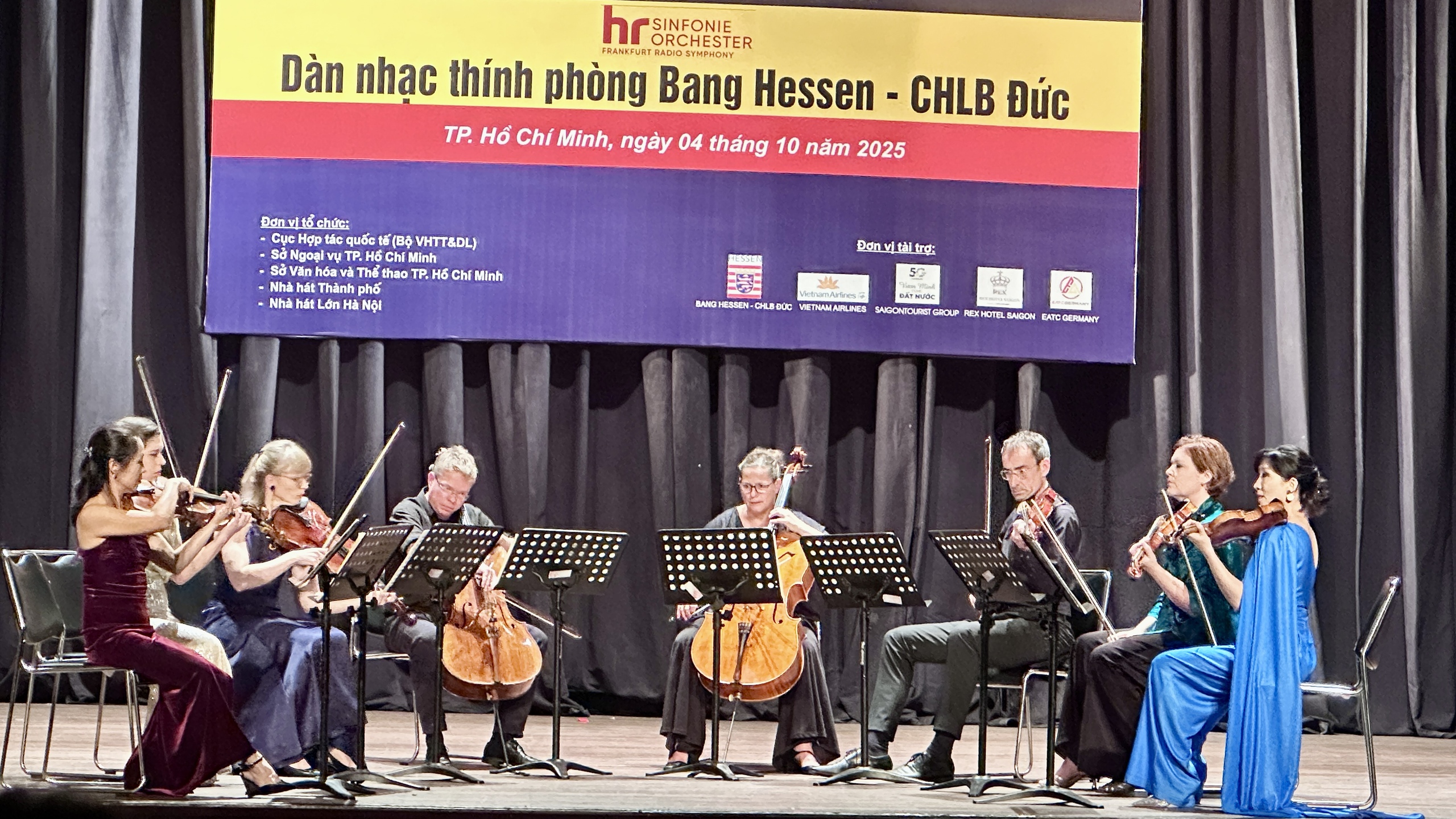 ការប្រគុំតន្ត្រីអបអរសាទរខួបលើកទី ៥០ នៃទំនាក់ទំនងការទូតវៀតណាម - អាល្លឺម៉ង់ - រូបថត ១. Hòa nhạc kỷ niệm 50 năm quan hệ ngoại giao Việt - Đức- Ảnh 1.