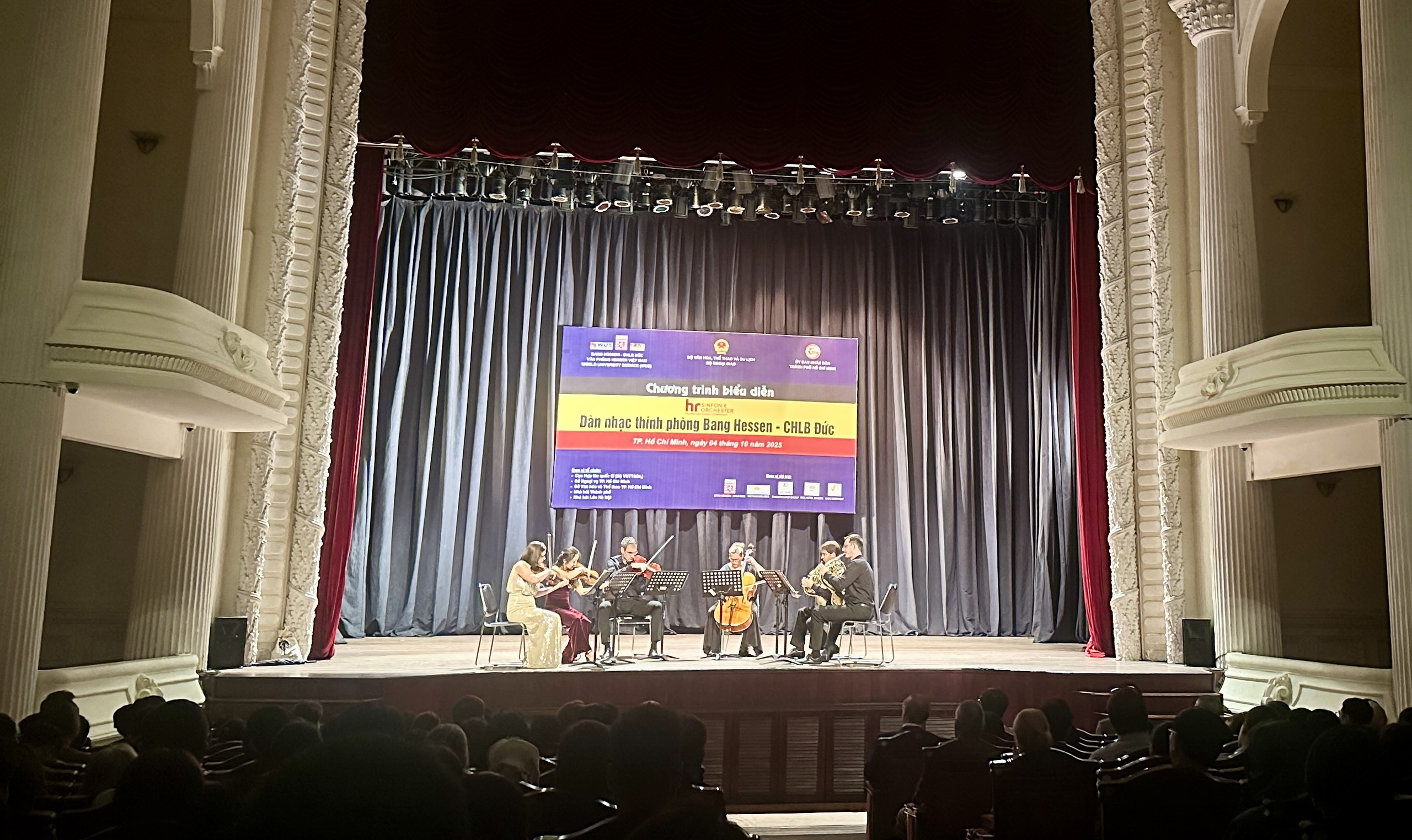 ការប្រគុំតន្ត្រីអបអរសាទរខួបលើកទី ៥០ នៃទំនាក់ទំនងការទូតវៀតណាម - អាល្លឺម៉ង់ - រូបថត ៣. Hòa nhạc kỷ niệm 50 năm quan hệ ngoại giao Việt - Đức- Ảnh 3.