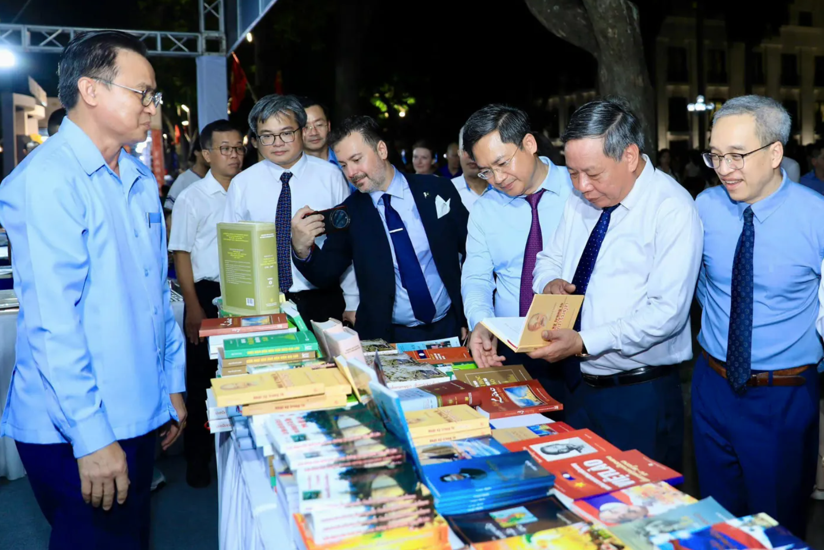 Phó chủ tịch Hà Nội: 'Hội sách khơi dậy niềm đam mê đọc sách trong cộng đồng' - Ảnh 2.