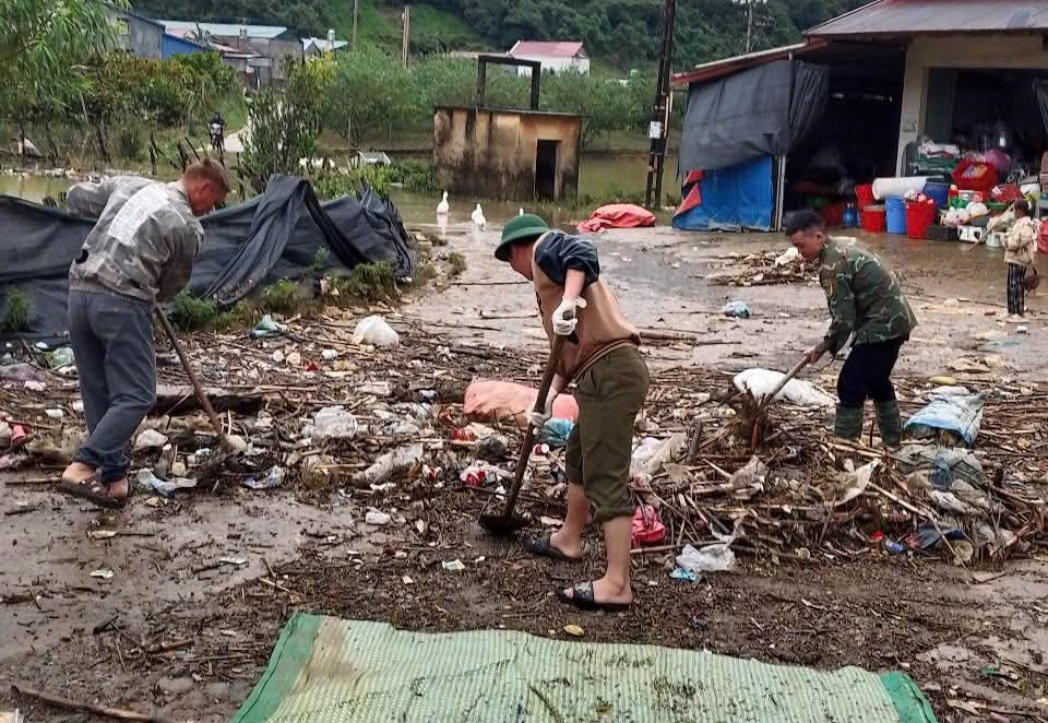 Thanh niên Sơn La chung tay giúp dân khắc phục hậu quả sau bão số 10 - Ảnh 9.