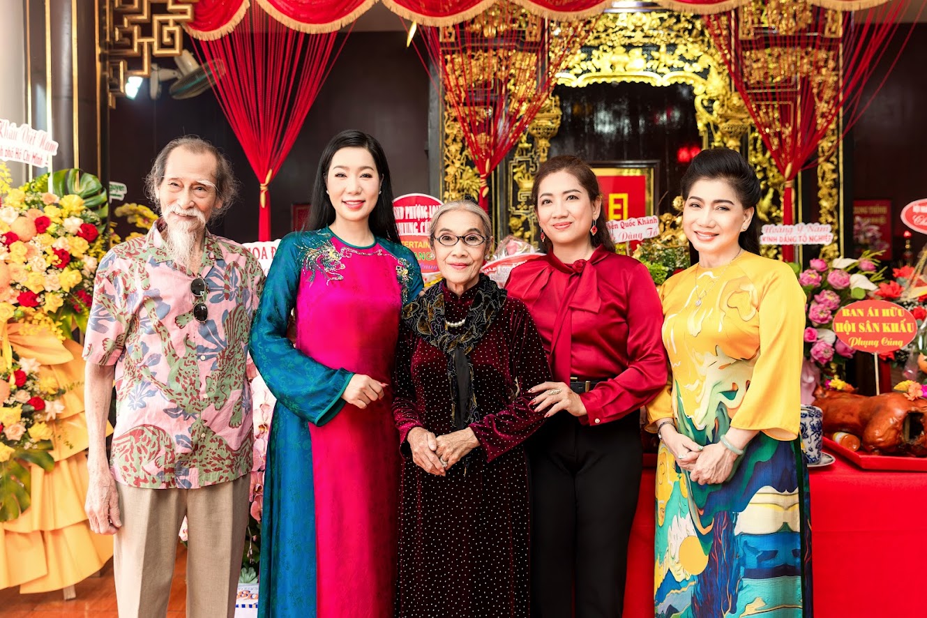 NSND Trịnh Kim Chi dành tiền cúng Tổ hỗ trợ bà con thiệt hại do bão Bualoi- Ảnh 3. NSND Trịnh Kim Chi dành tiền cúng Tổ hỗ trợ bà con thiệt hại do bão Bualoi- Ảnh 3.