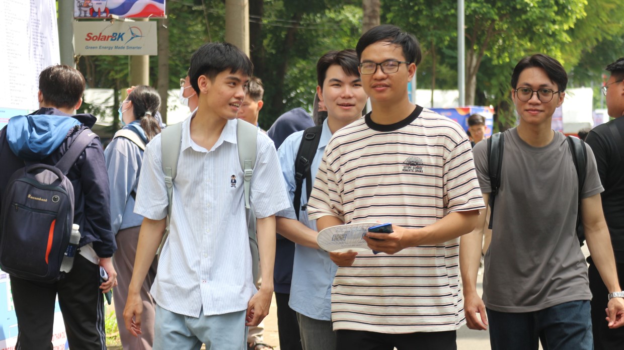 Nhiều việc làm lương từ 15 triệu đồng trở lên cho sinh viên - Ảnh 1.