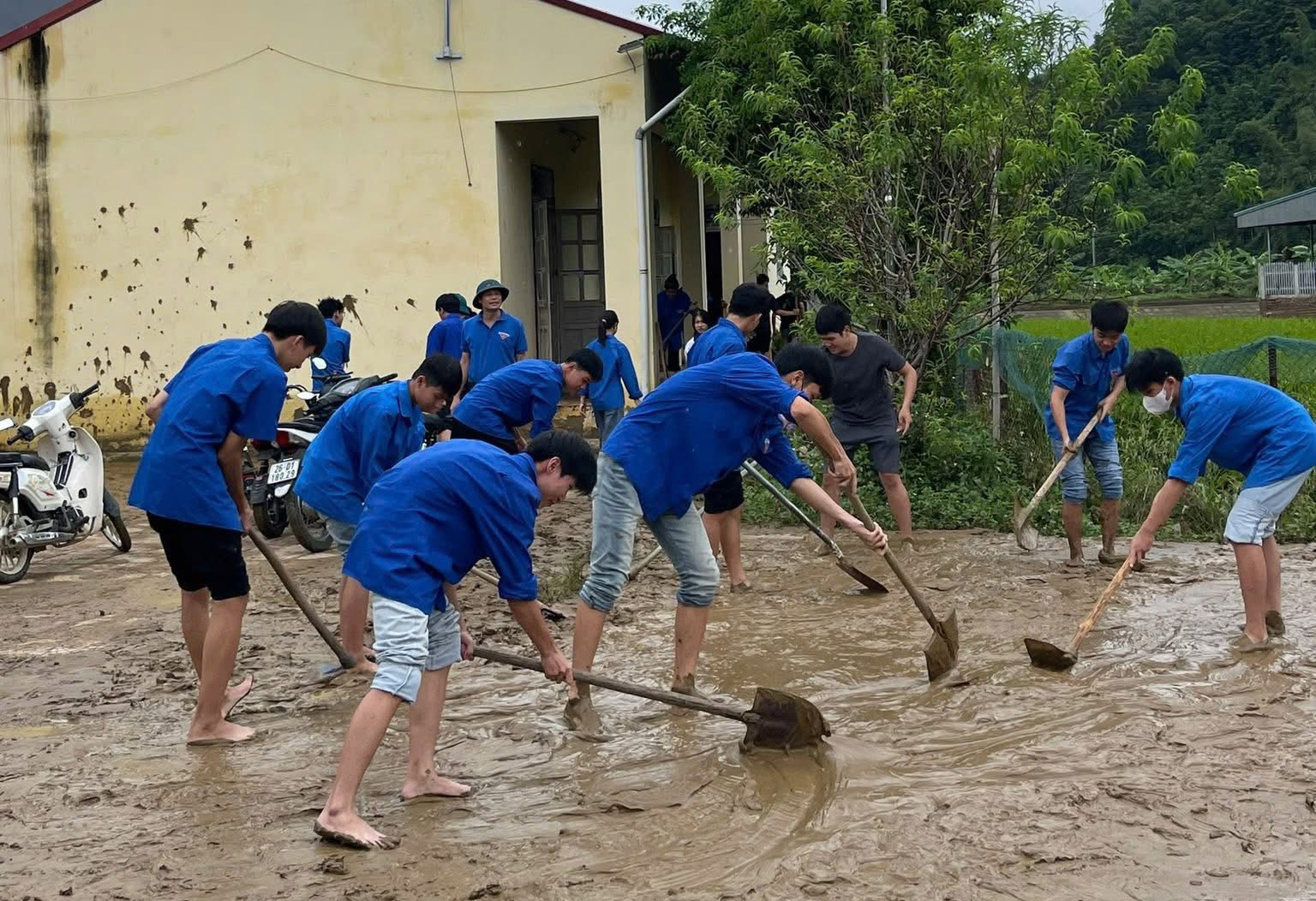 Thanh niên Sơn La chung tay giúp dân khắc phục hậu quả sau bão số 10 - Ảnh 7.