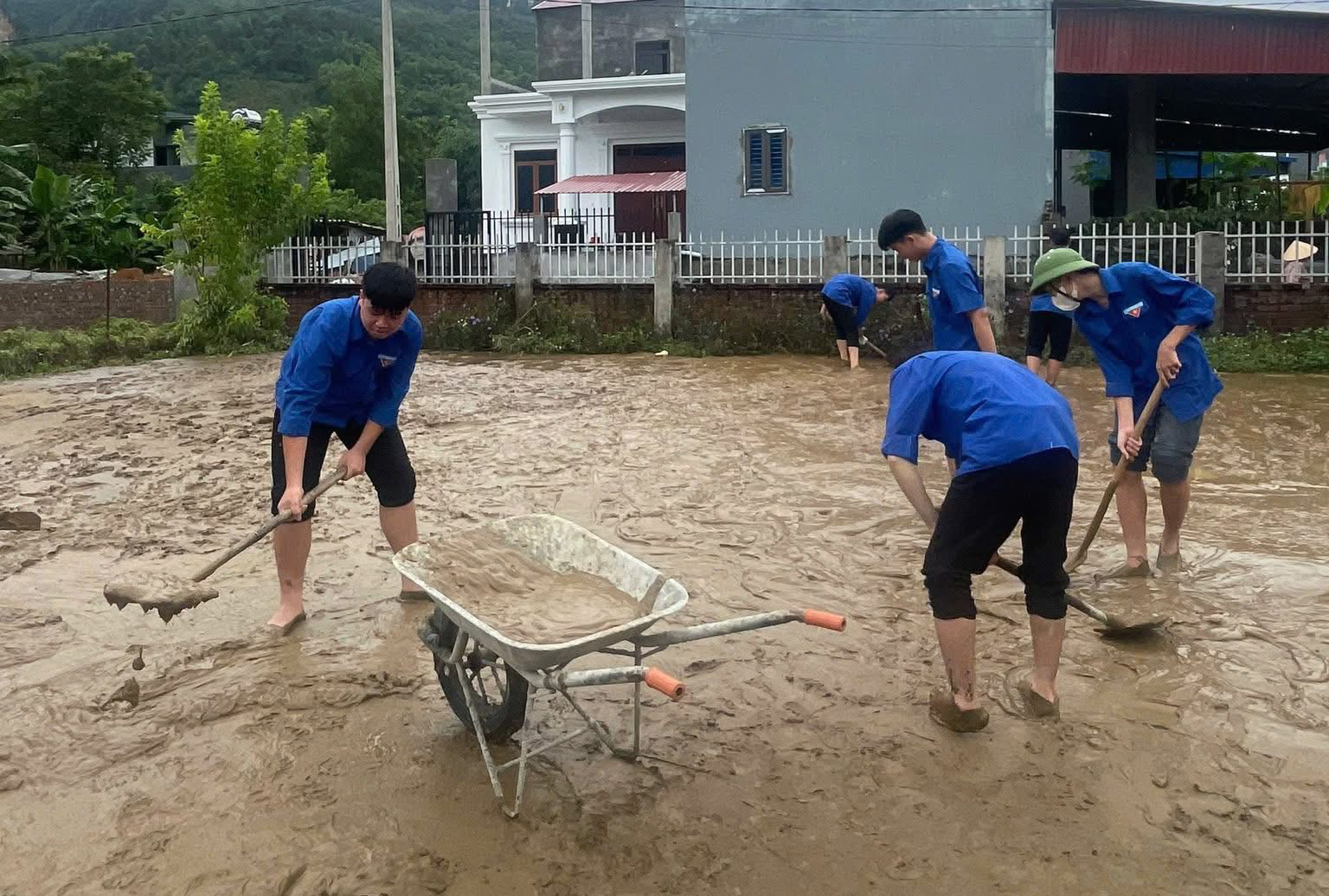 Thanh niên Sơn La chung tay giúp dân khắc phục hậu quả sau bão số 10 - Ảnh 8.