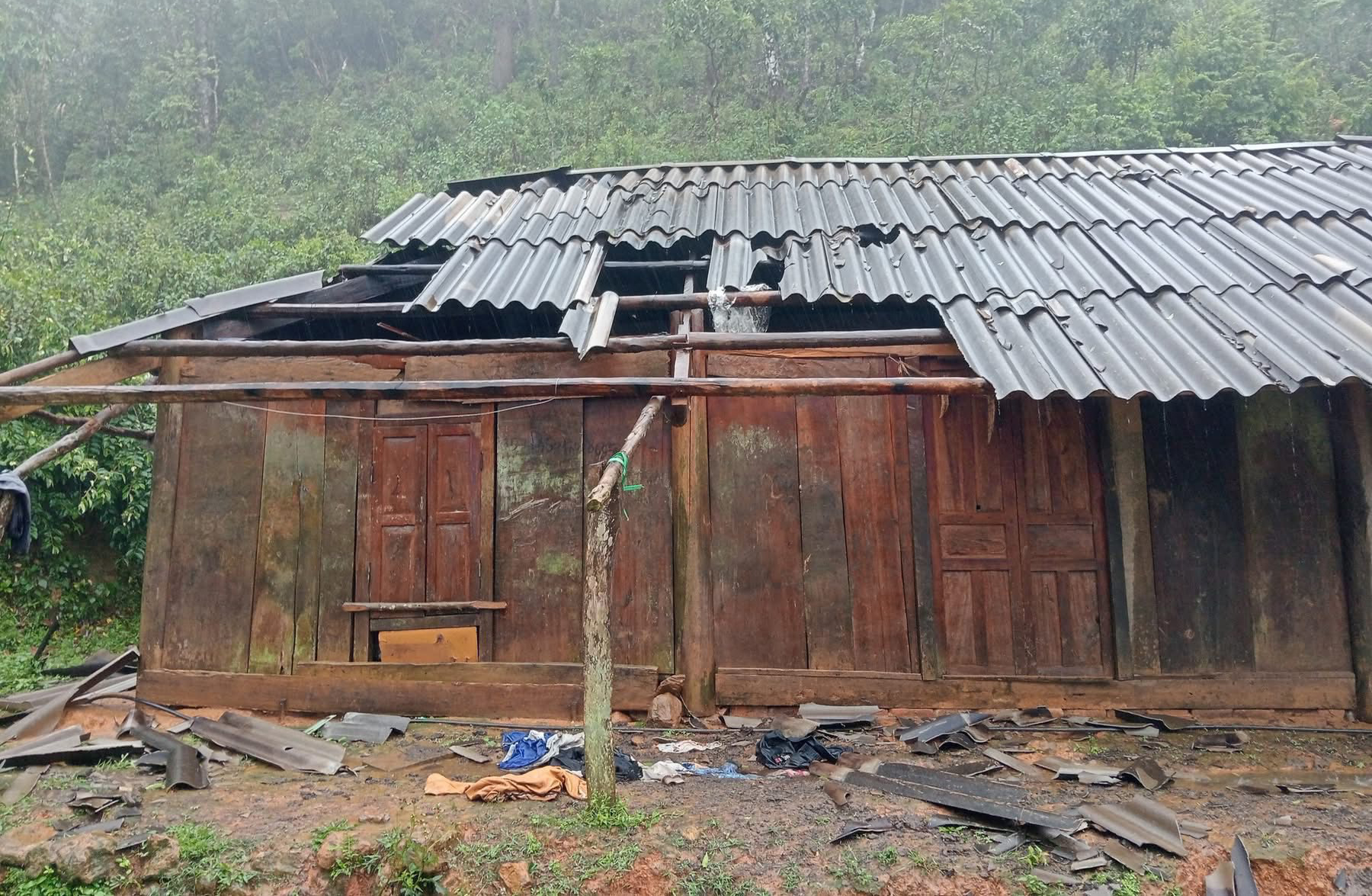 Tan hoang sau bão số 10, than…