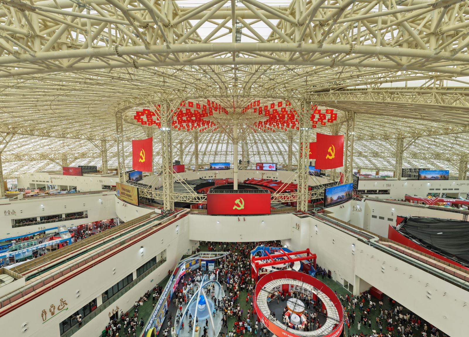 ពានរង្វាន់ “ដើម្បីសេចក្តីស្រឡាញ់នៃទីក្រុងហាណូយ” បានទៅលោក Tran Tien - រូបថត ១. Giải thưởng 'Vì tình yêu Hà Nội' gọi tên Trần Tiến- Ảnh 1.