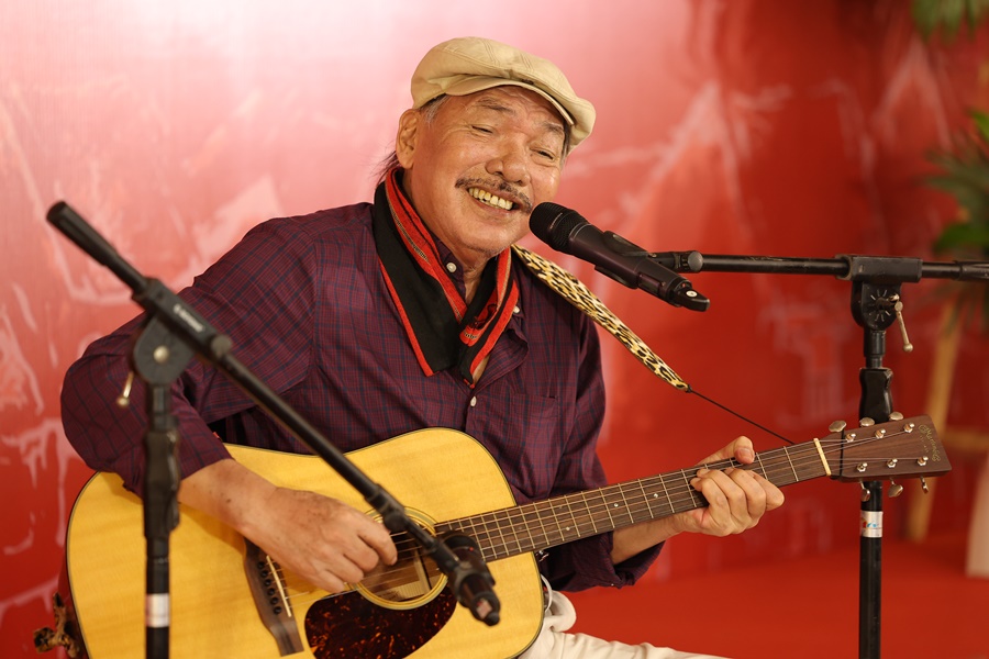 ពានរង្វាន់ “ដើម្បីសេចក្តីស្រឡាញ់នៃទីក្រុងហាណូយ” បានទៅលោក Tran Tien - រូបថត ២. Giải thưởng 'Vì tình yêu Hà Nội' gọi tên Trần Tiến- Ảnh 2.