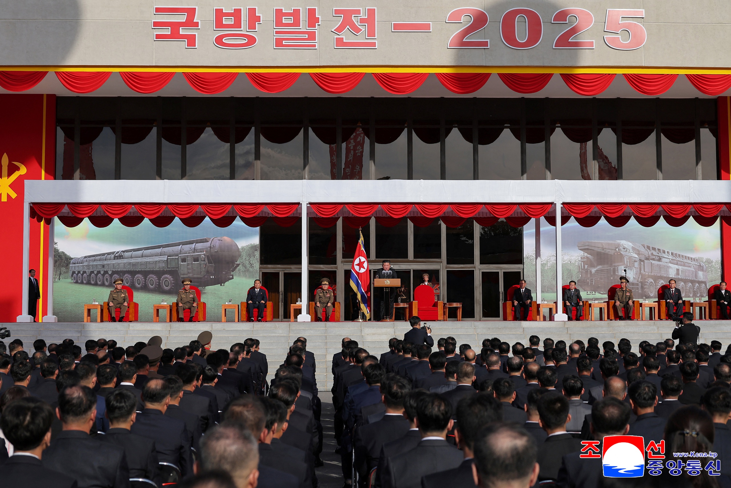 Ông Kim Jong-un tuyên bố sắp có thêm biện pháp quân sự mới - Ảnh 2.