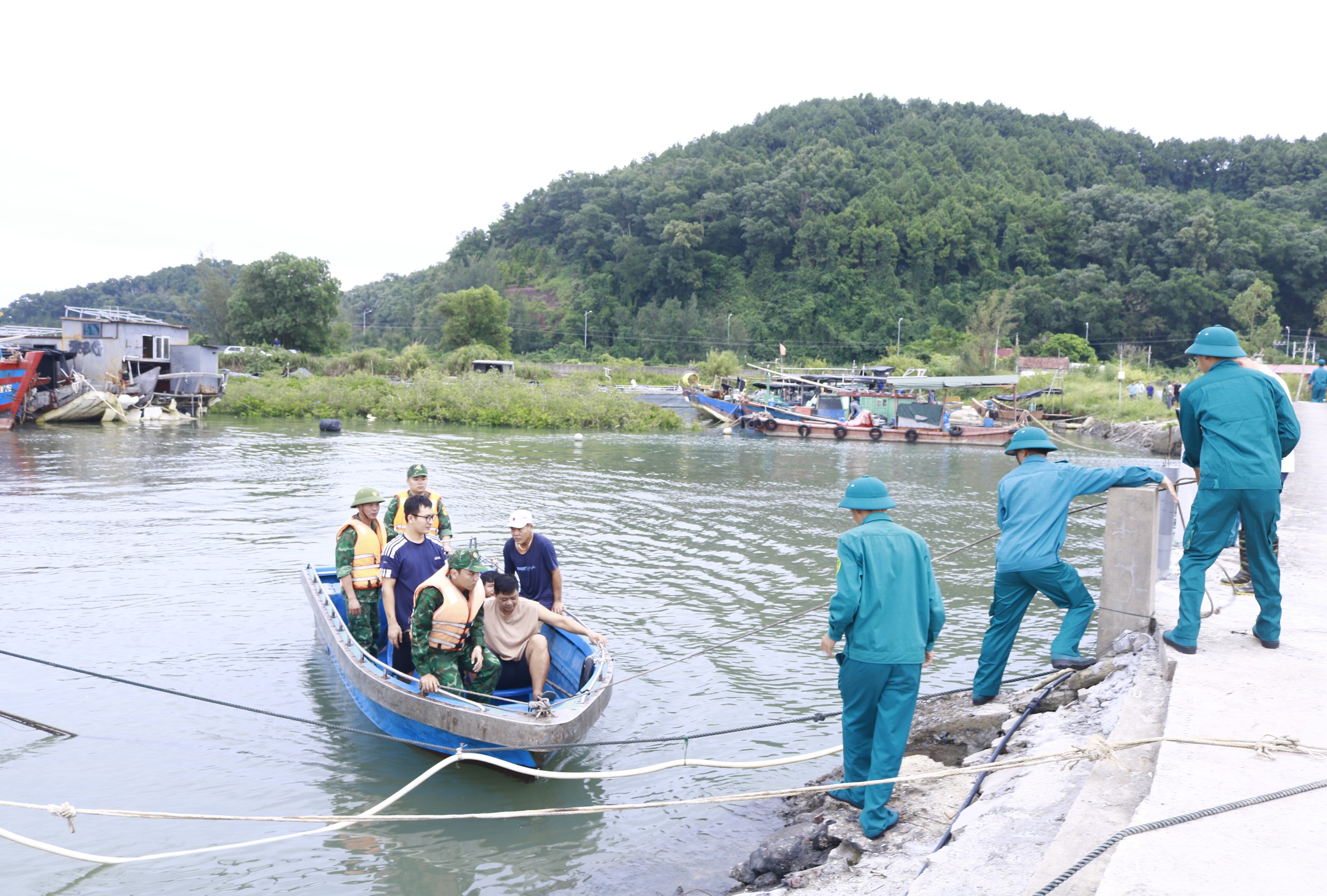 Quảng Ninh sơ tán gần 1.000 người tránh bão Matmo
- Ảnh 1.