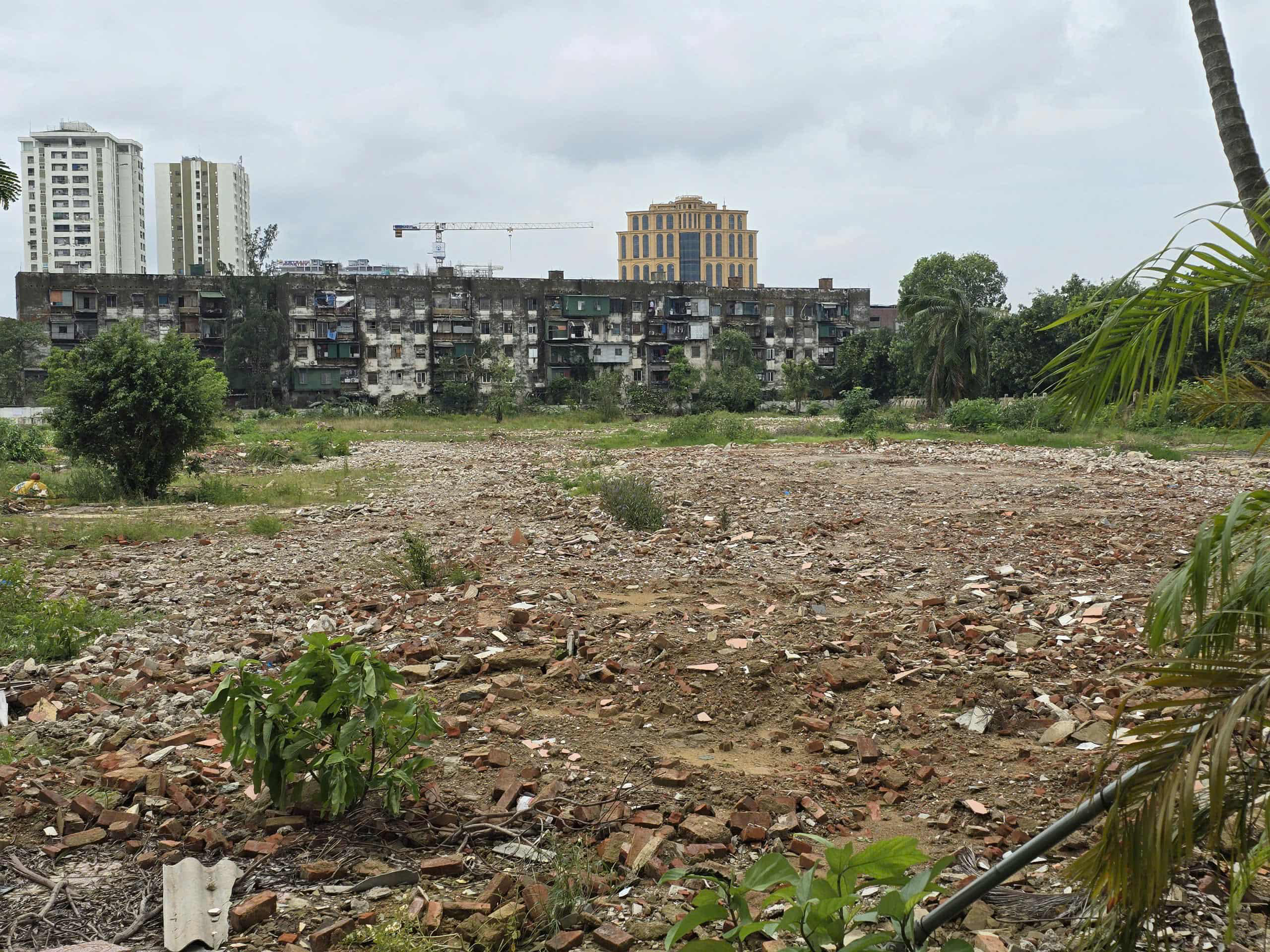 ខ្វះបន្ទប់ សិស្សត្រូវប្រឡងក្នុង… យានដ្ឋាន - រូបថត ៤. Thiếu phòng, học sinh phải làm bài thi ở… nhà để xe- Ảnh 4.