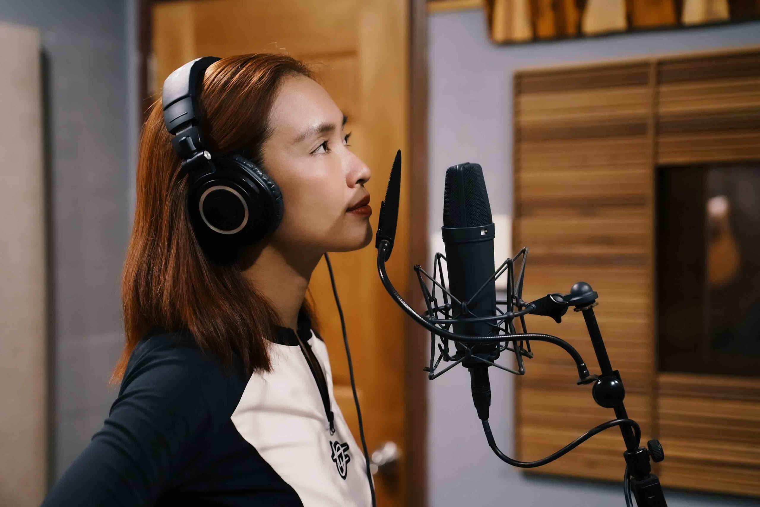 Ái Phương gây xúc động khi hát nhạc phim Cục vàng của ngoại- Ảnh 1. Ái Phương gây xúc động khi hát nhạc phim Cục vàng của ngoại- Ảnh 1.