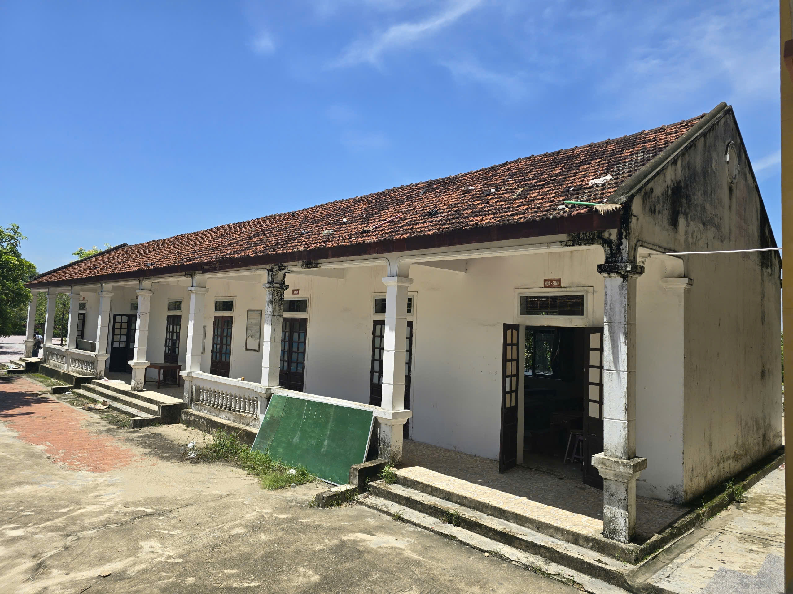 ខ្វះបន្ទប់ សិស្សត្រូវប្រឡងក្នុង… យានដ្ឋាន - រូបថត ១. Thiếu phòng, học sinh phải làm bài thi ở… nhà để xe- Ảnh 1.