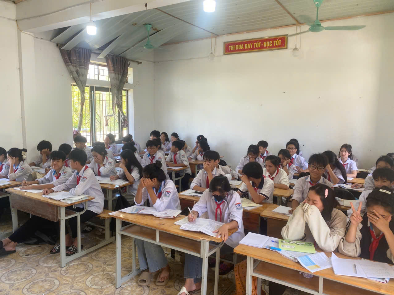 ខ្វះបន្ទប់ សិស្សត្រូវប្រឡងក្នុង… យានដ្ឋាន - រូបថត ២. Thiếu phòng, học sinh phải làm bài thi ở… nhà để xe- Ảnh 2.