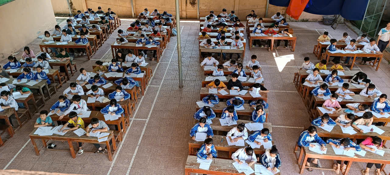 ខ្វះបន្ទប់ សិស្សត្រូវប្រឡងក្នុង… យានដ្ឋាន - រូបថត ៣. Thiếu phòng, học sinh phải làm bài thi ở… nhà để xe- Ảnh 3.